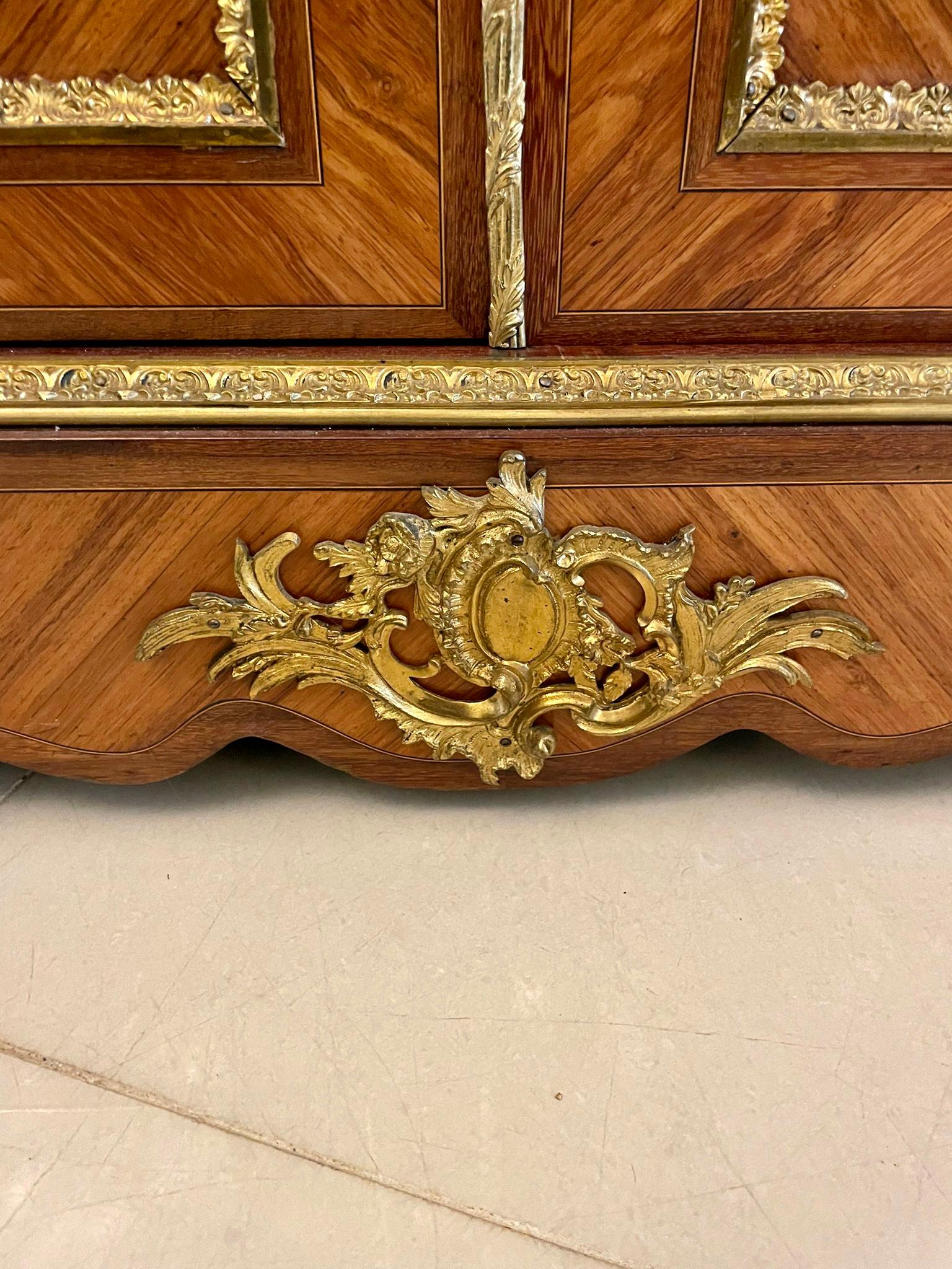 Ancienne armoire d'appoint française Louis XV en bois de violette de qualité exposition en vente 3