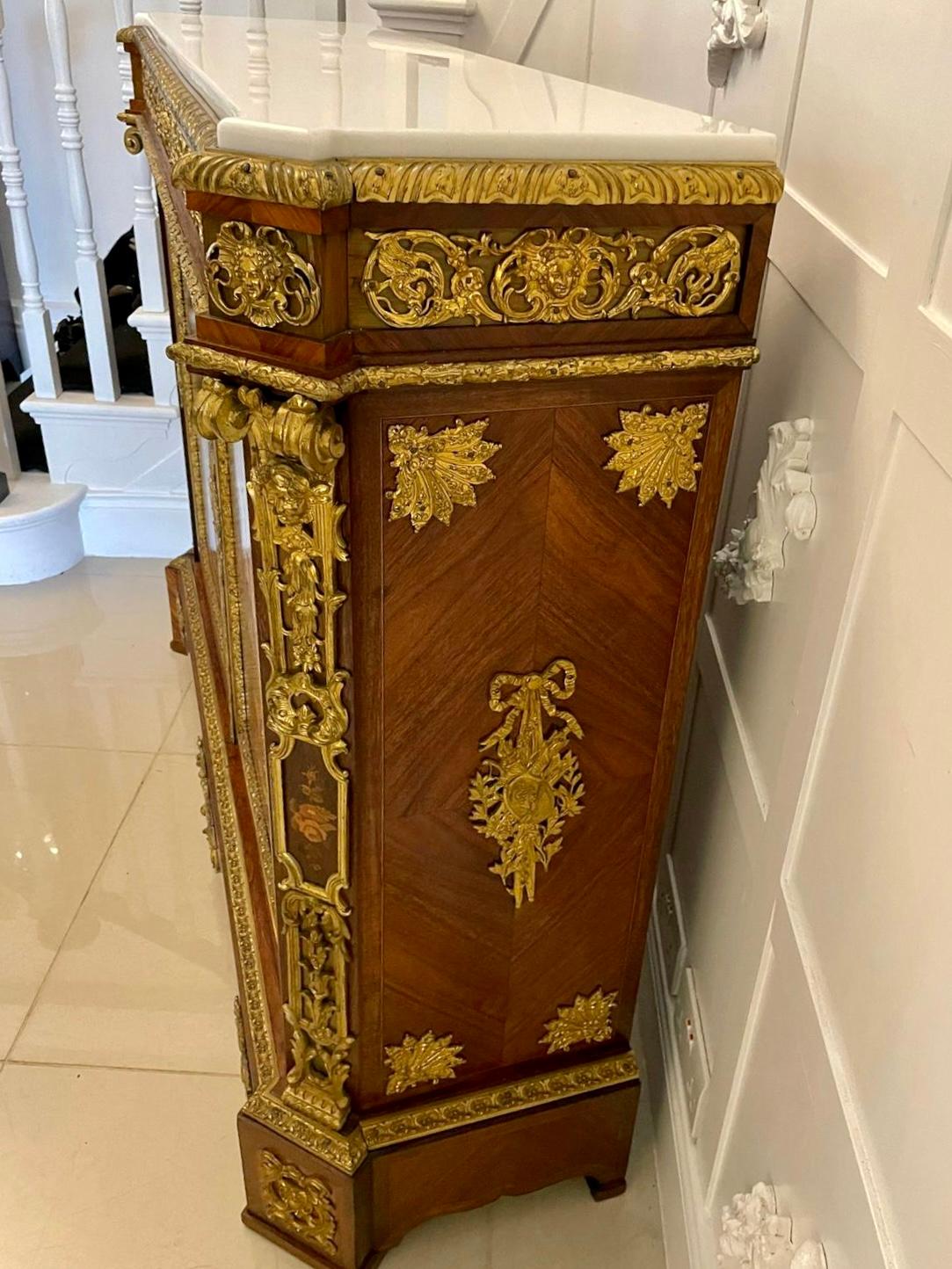 Ancienne armoire d'appoint française Louis XV en bois de violette de qualité exposition en vente 4