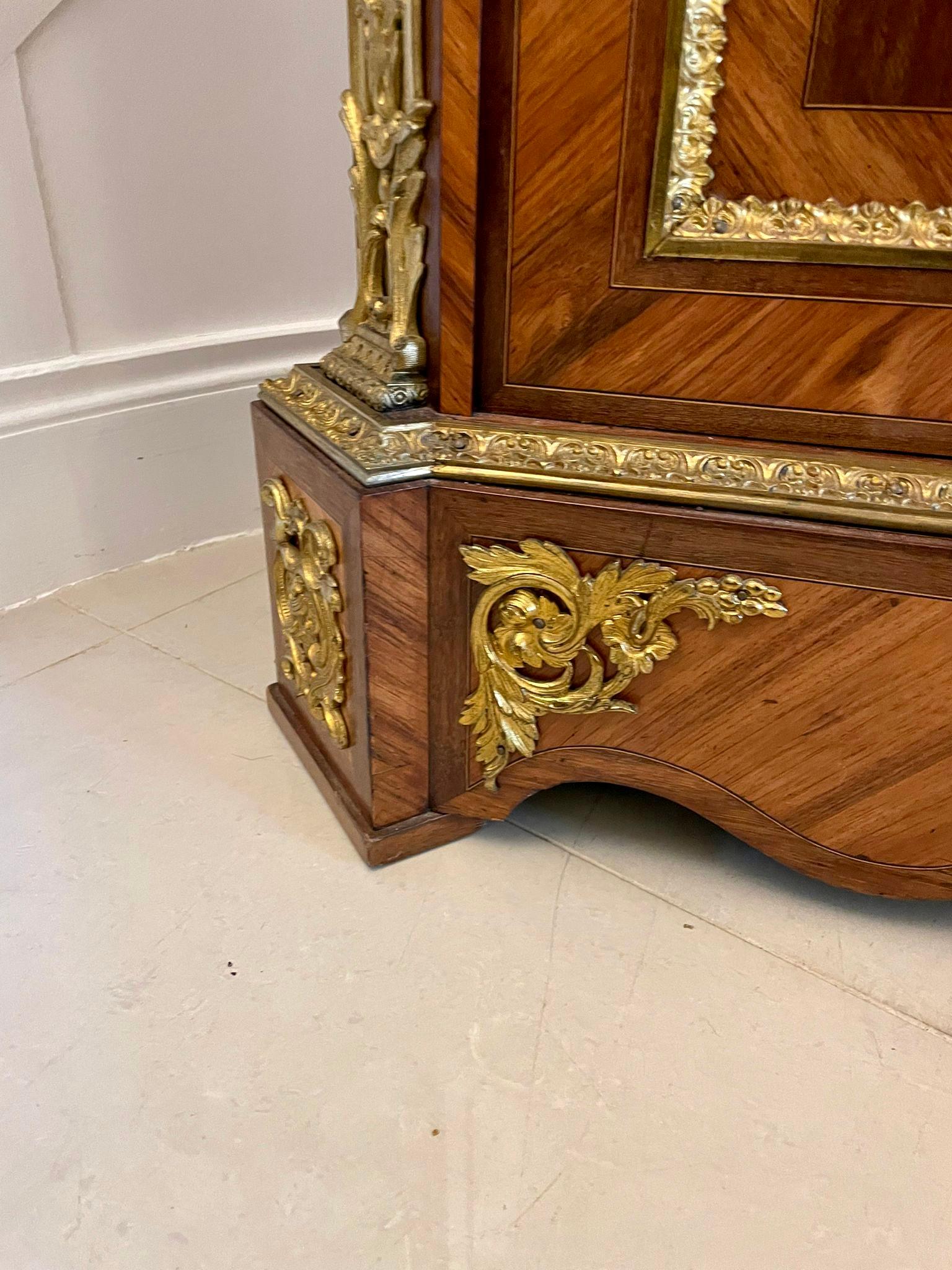 Ancienne armoire d'appoint française Louis XV en bois de violette de qualité exposition en vente 5