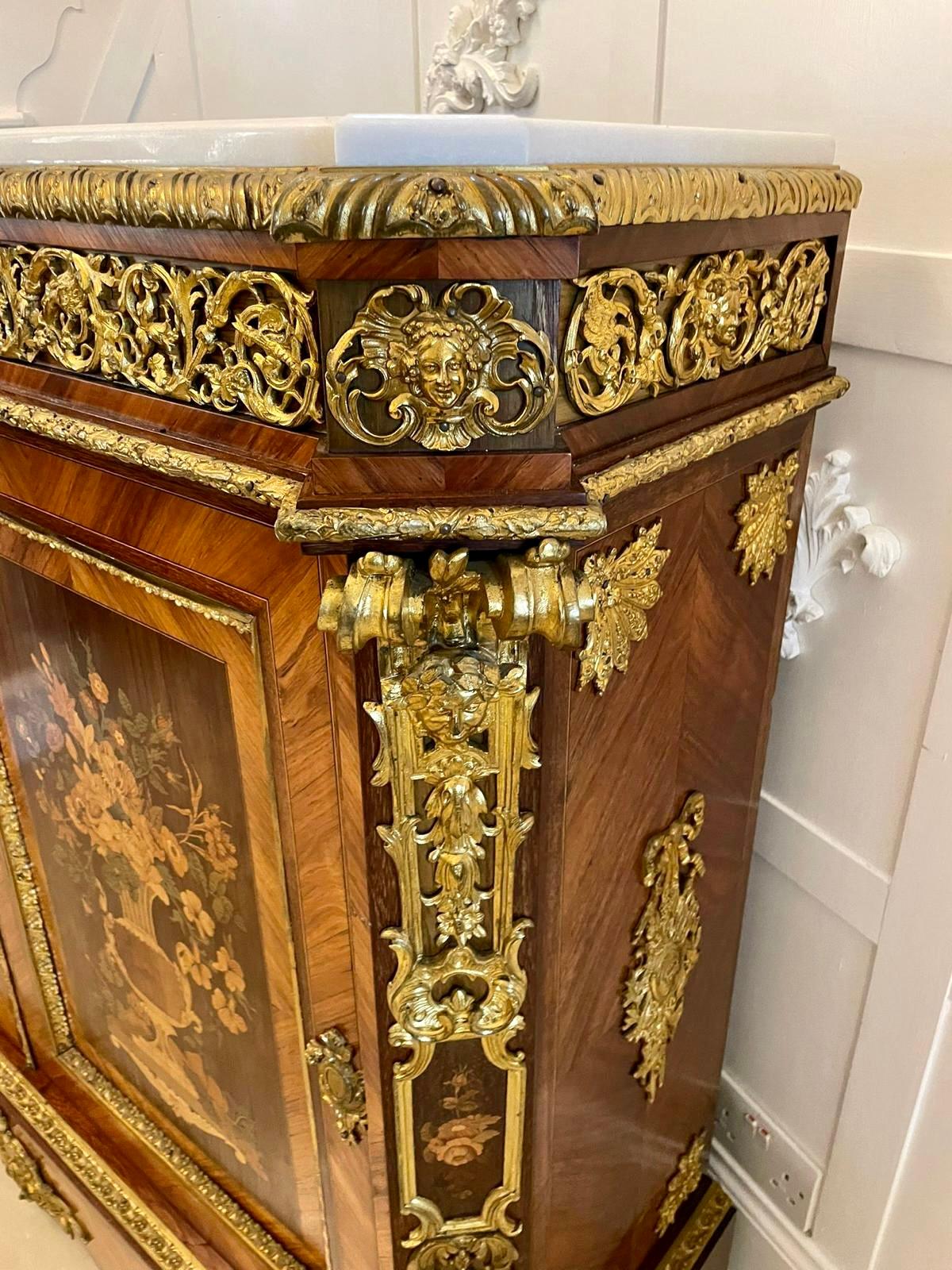 Ancienne armoire d'appoint française Louis XV en bois de violette de qualité exposition en vente 6