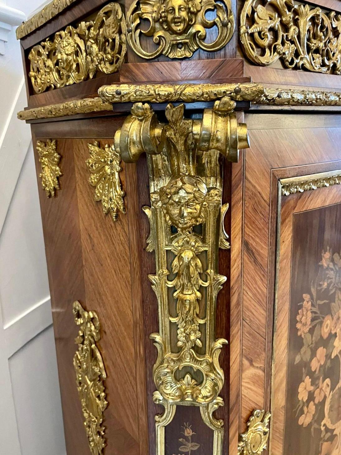 Ancienne armoire d'appoint française Louis XV en bois de violette de qualité exposition en vente 7