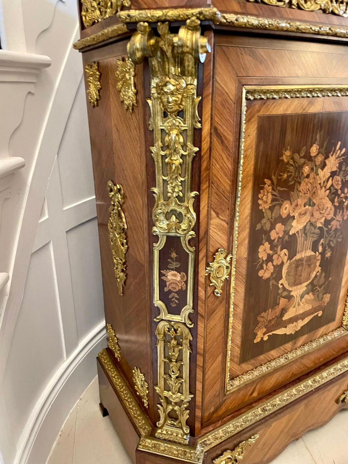 Ancienne armoire d'appoint française Louis XV en bois de violette de qualité exposition en vente 8