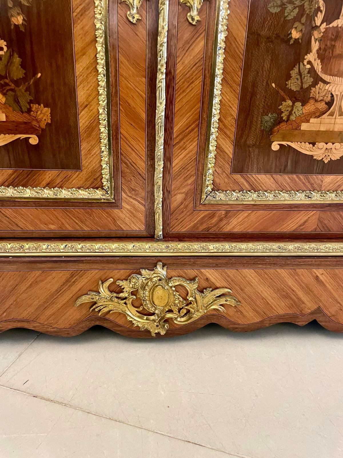 Ancienne armoire d'appoint française Louis XV en bois de violette de qualité exposition en vente 9