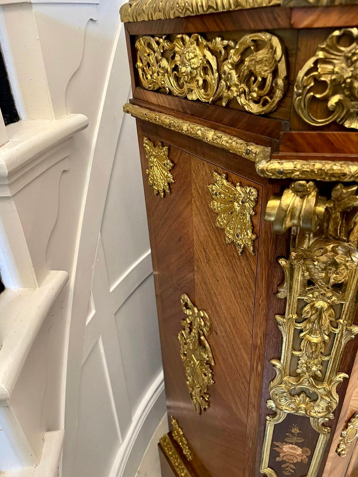 Ancienne armoire d'appoint française Louis XV en bois de violette de qualité exposition en vente 11