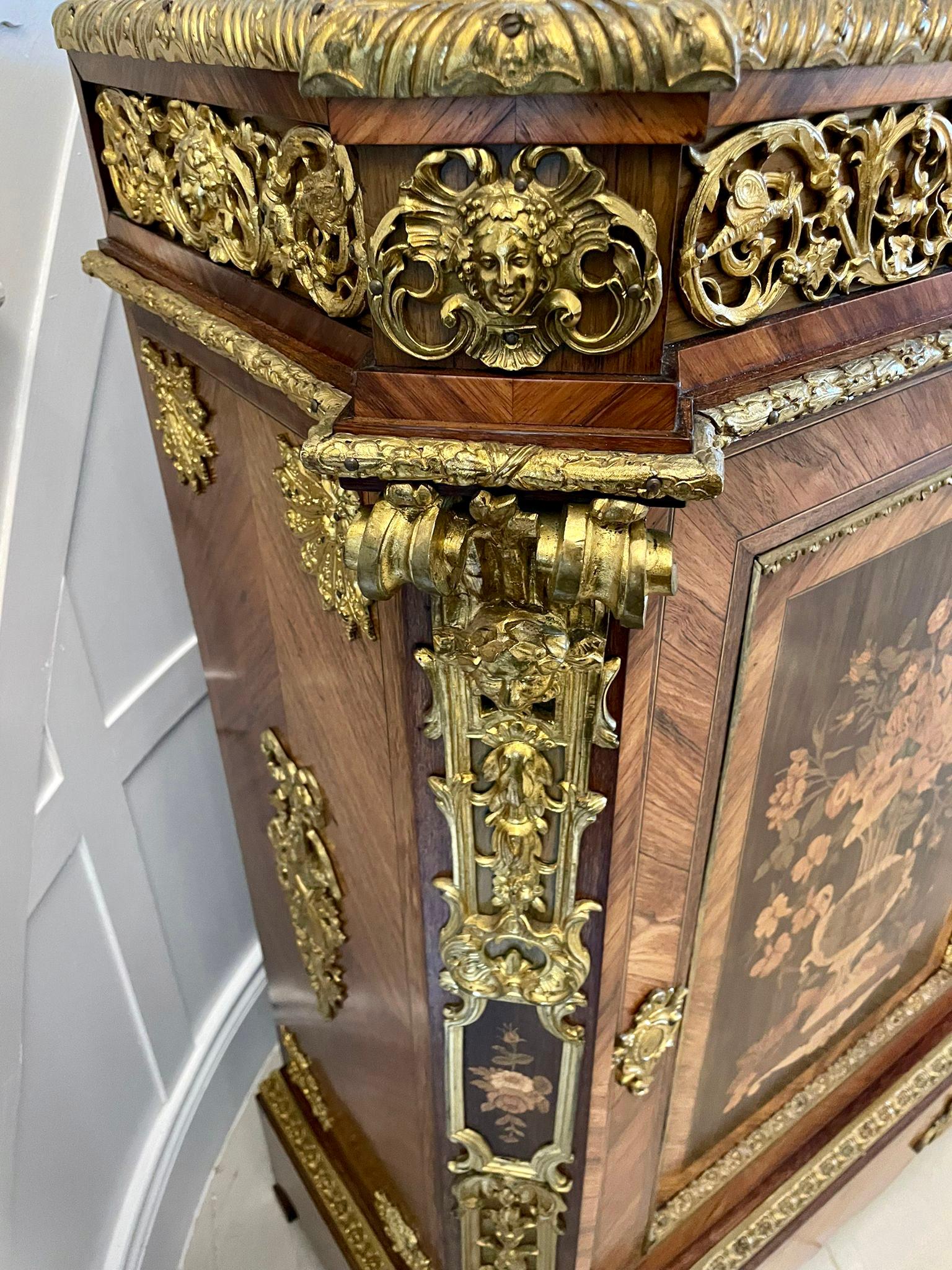 Ancienne armoire d'appoint française Louis XV en bois de violette de qualité exposition en vente 12
