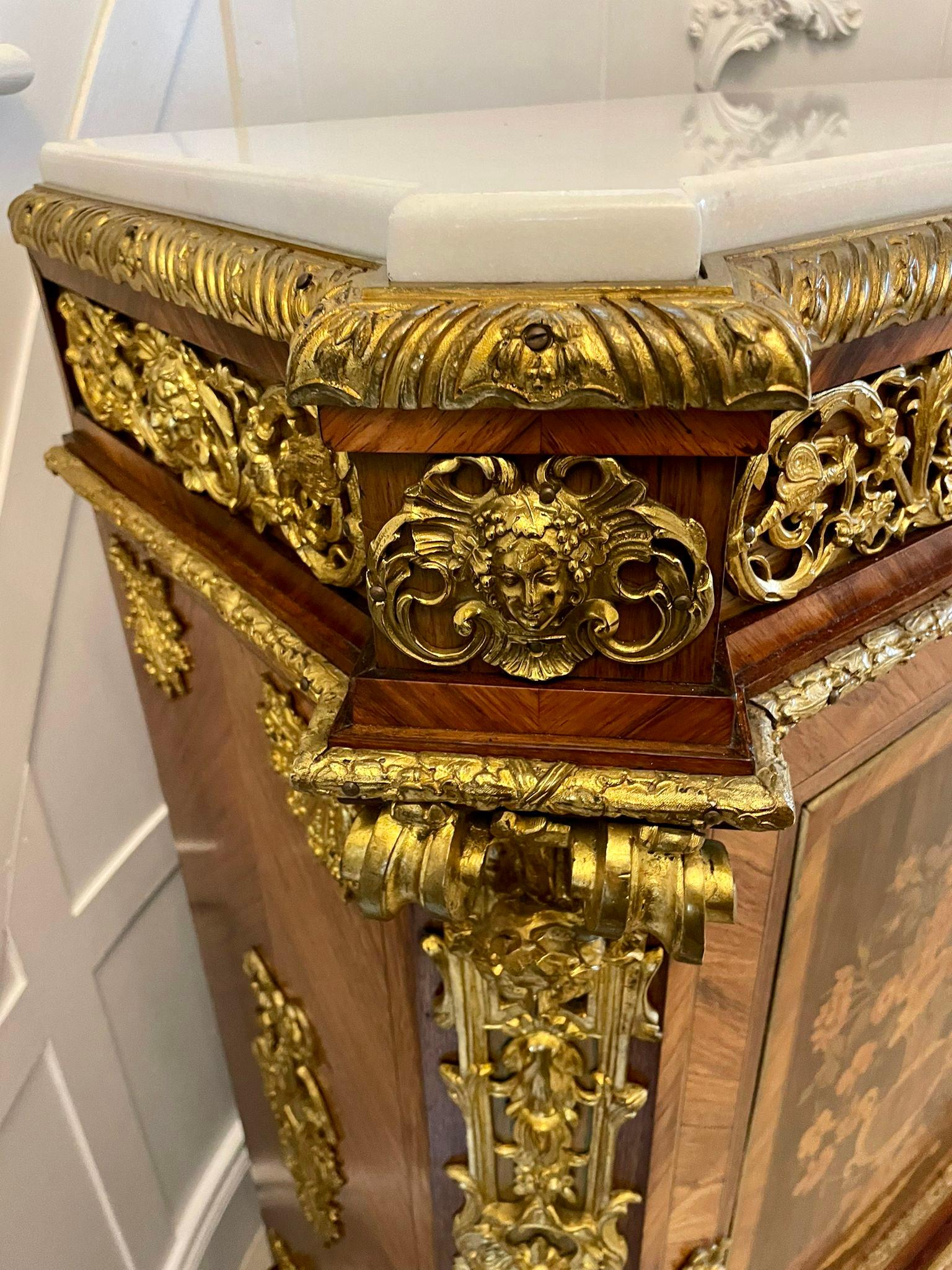 Ancienne armoire d'appoint française Louis XV en bois de violette de qualité exposition en vente 13