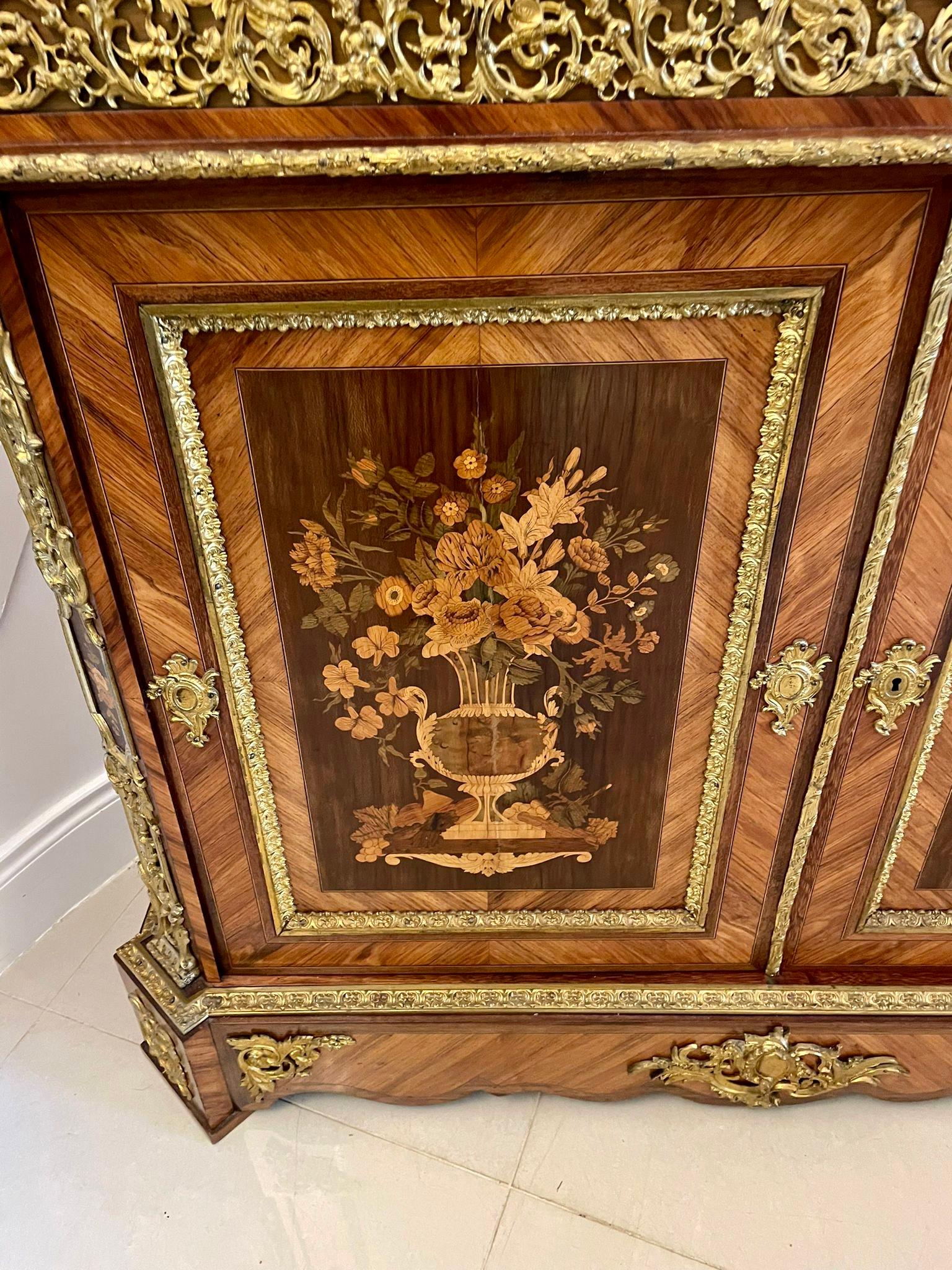 Ancienne armoire d'appoint française Louis XV en bois de violette de qualité exposition Excellent état - En vente à Suffolk, GB