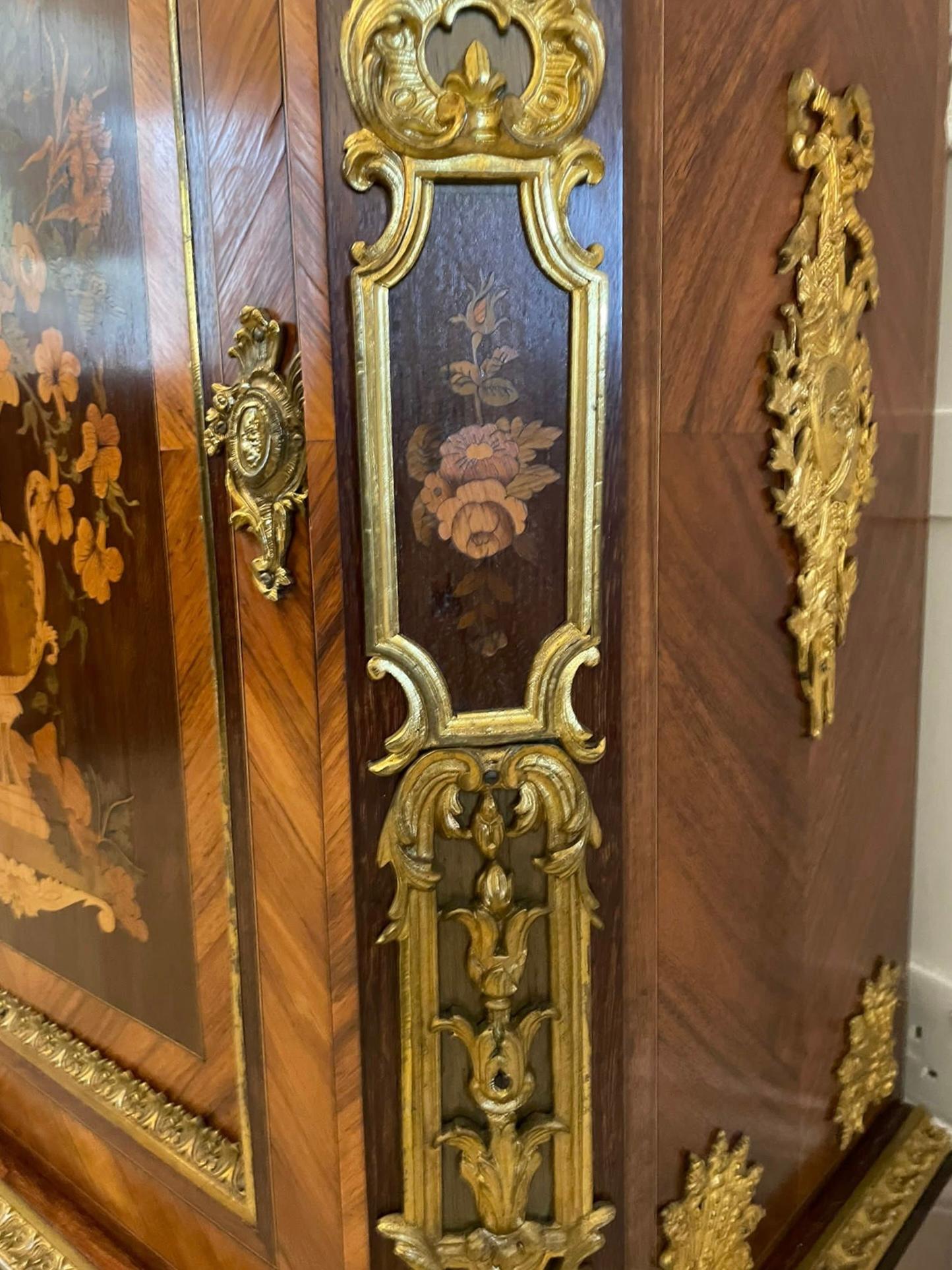 XIXe siècle Ancienne armoire d'appoint française Louis XV en bois de violette de qualité exposition en vente