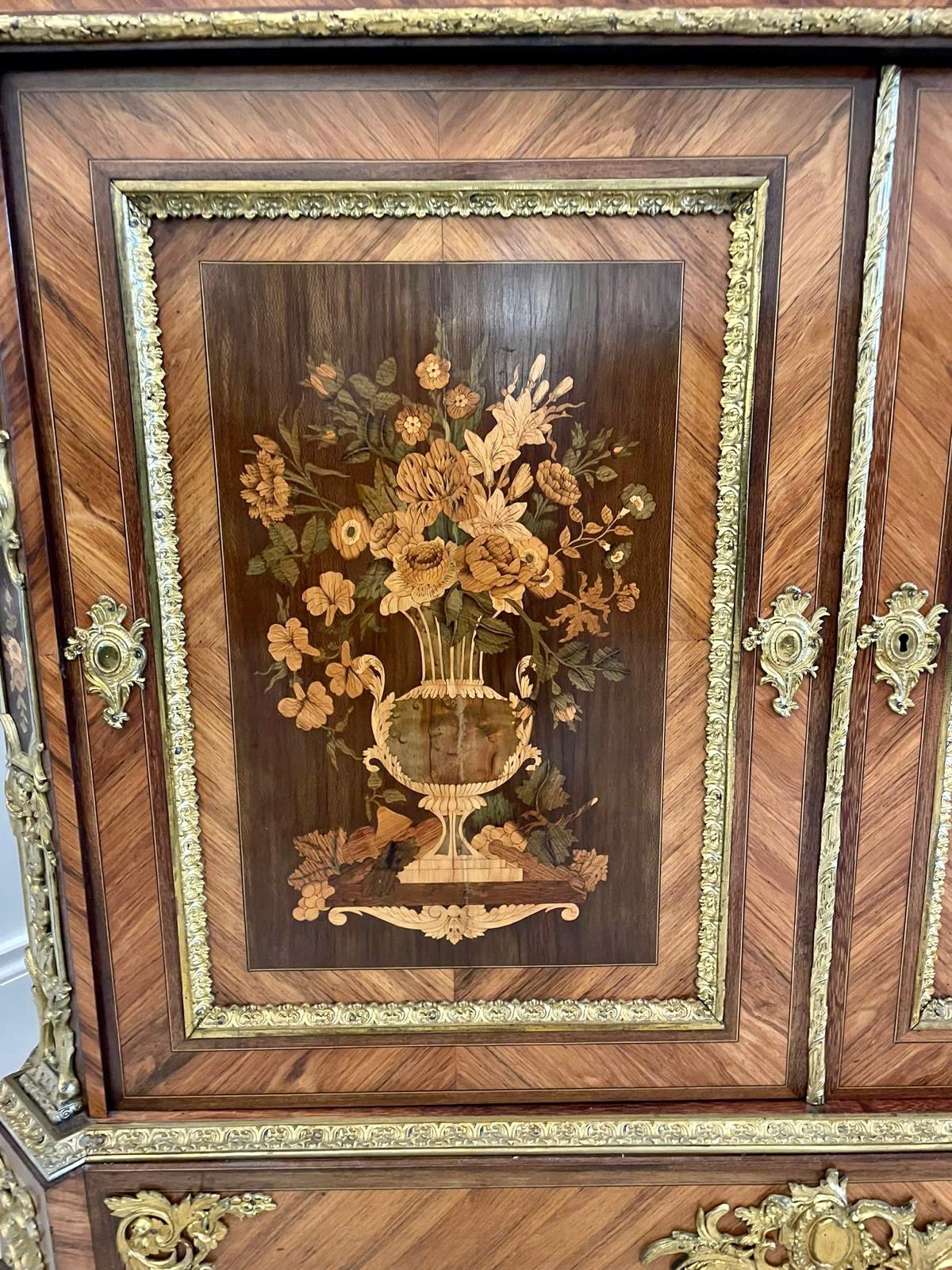 Autre Ancienne armoire d'appoint française Louis XV en bois de violette de qualité exposition en vente