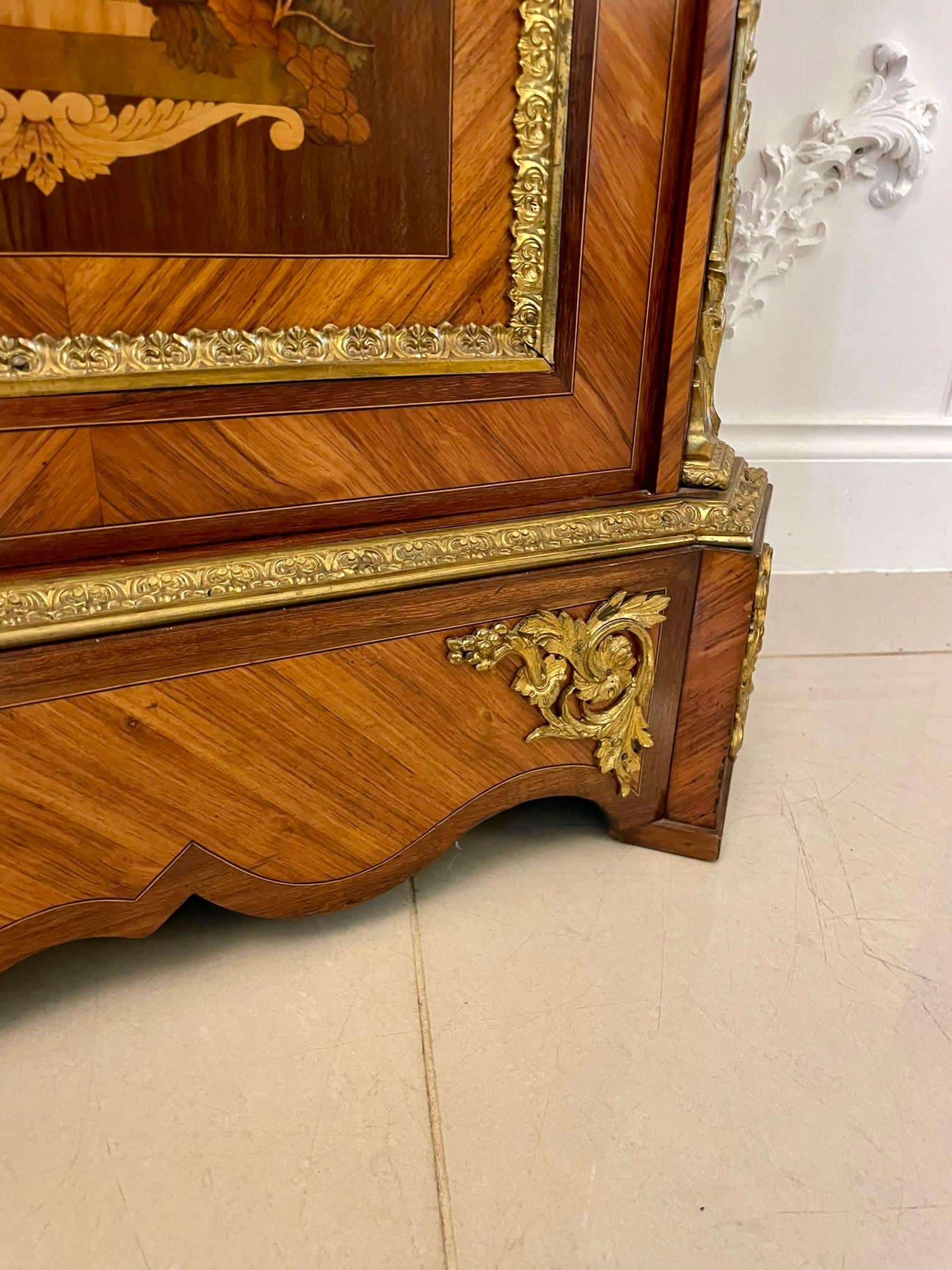 Ancienne armoire d'appoint française Louis XV en bois de violette de qualité exposition en vente 2