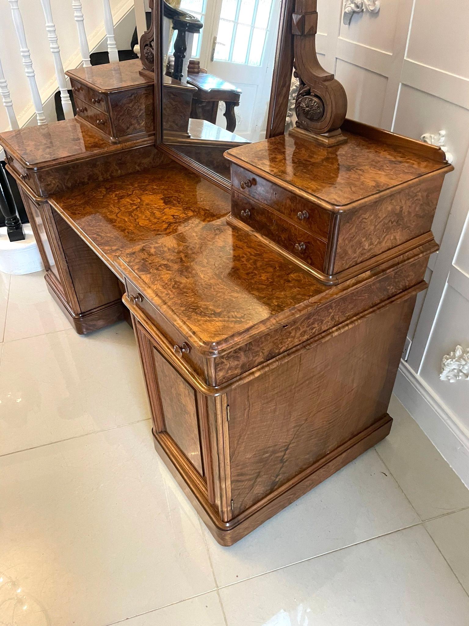 Tavolino da toilette in radica di noce vittoriano di qualità da esposizione in vendita 6