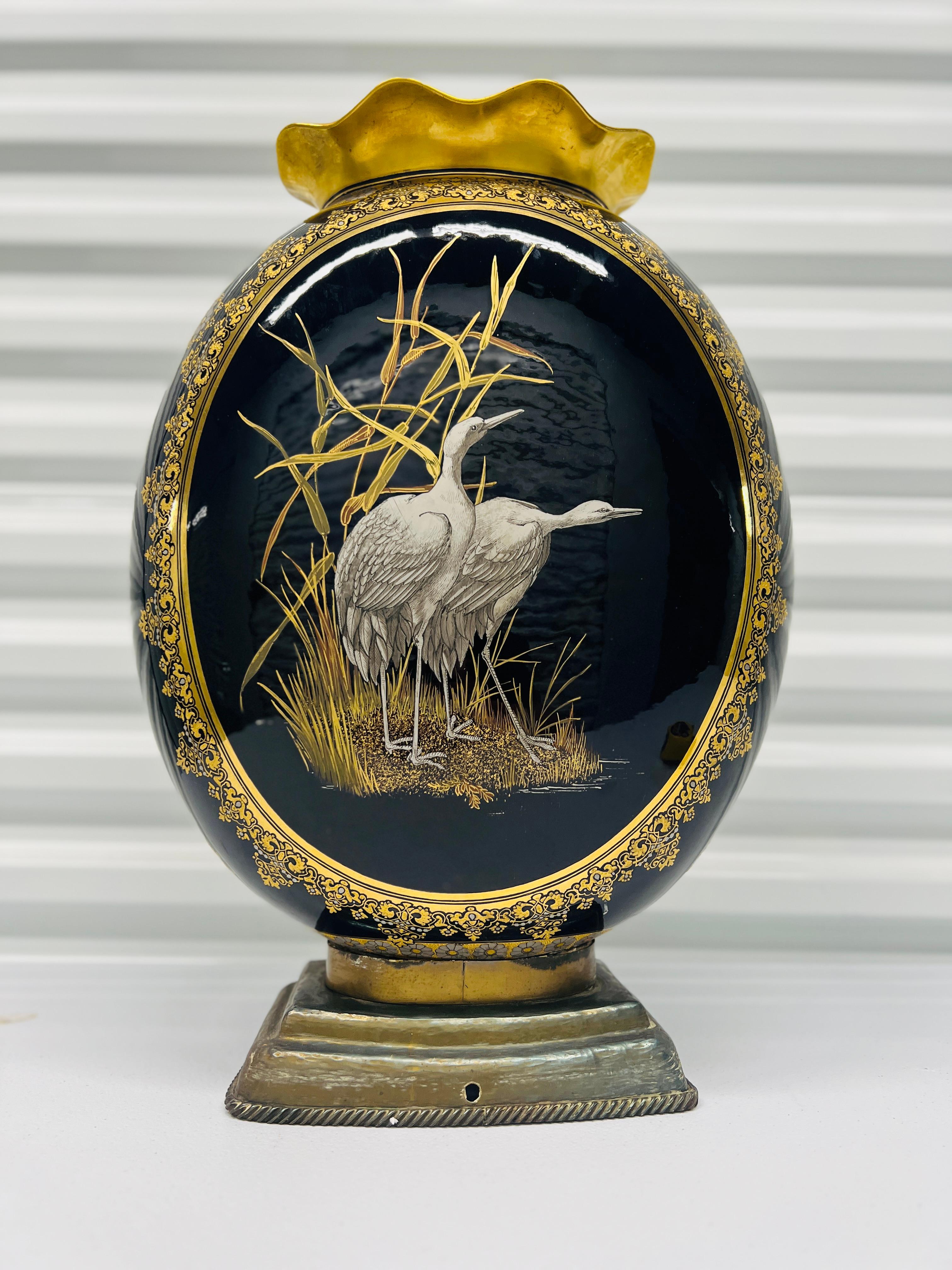 Coalport Porcelain (inglese, 1795-1926, poi parte dell'azienda Wedgwood), 1885 circa.

Vaso in porcellana di qualità da esposizione in stile moon flask con fondo cobalto e un gruppo di gru smaltate molto dettagliate su un lato che pascolano intorno