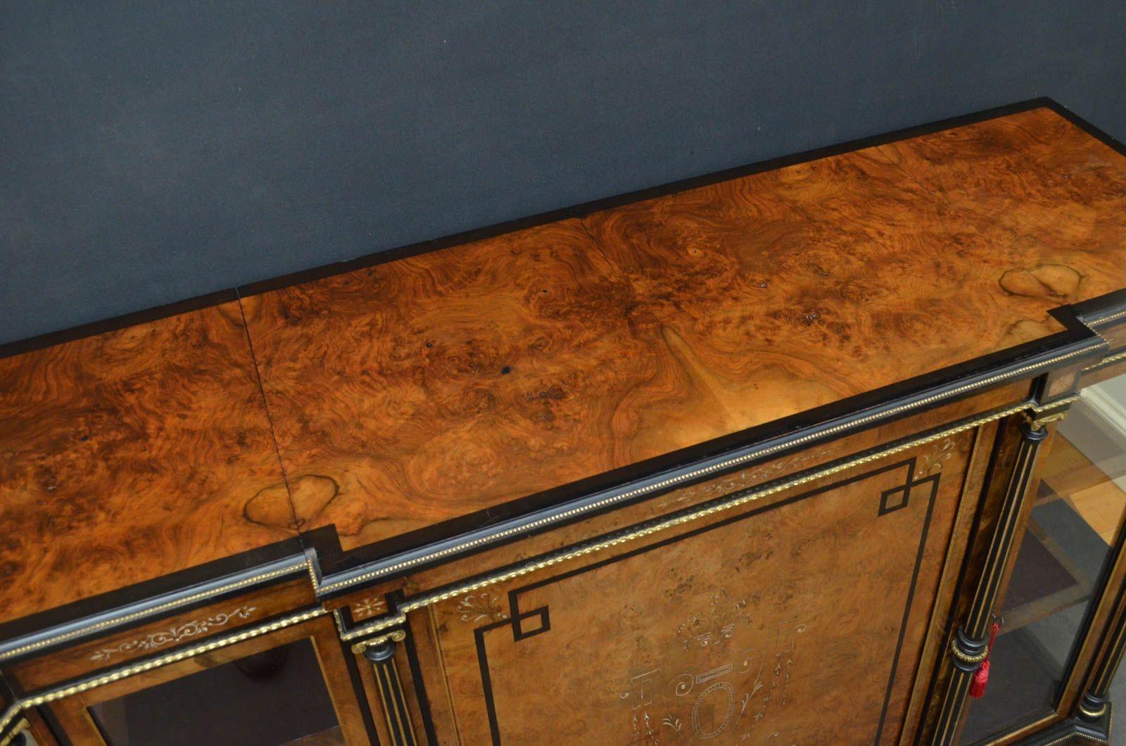 Inglese Credenza di qualità per esposizioni con supporto per quadri e contenitore in vendita