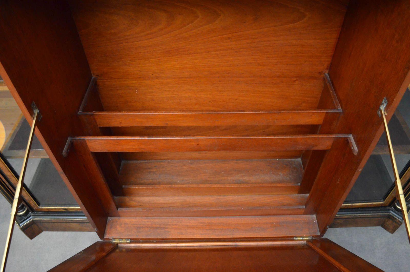 Credenza di qualità per esposizioni con supporto per quadri e contenitore in vendita 2