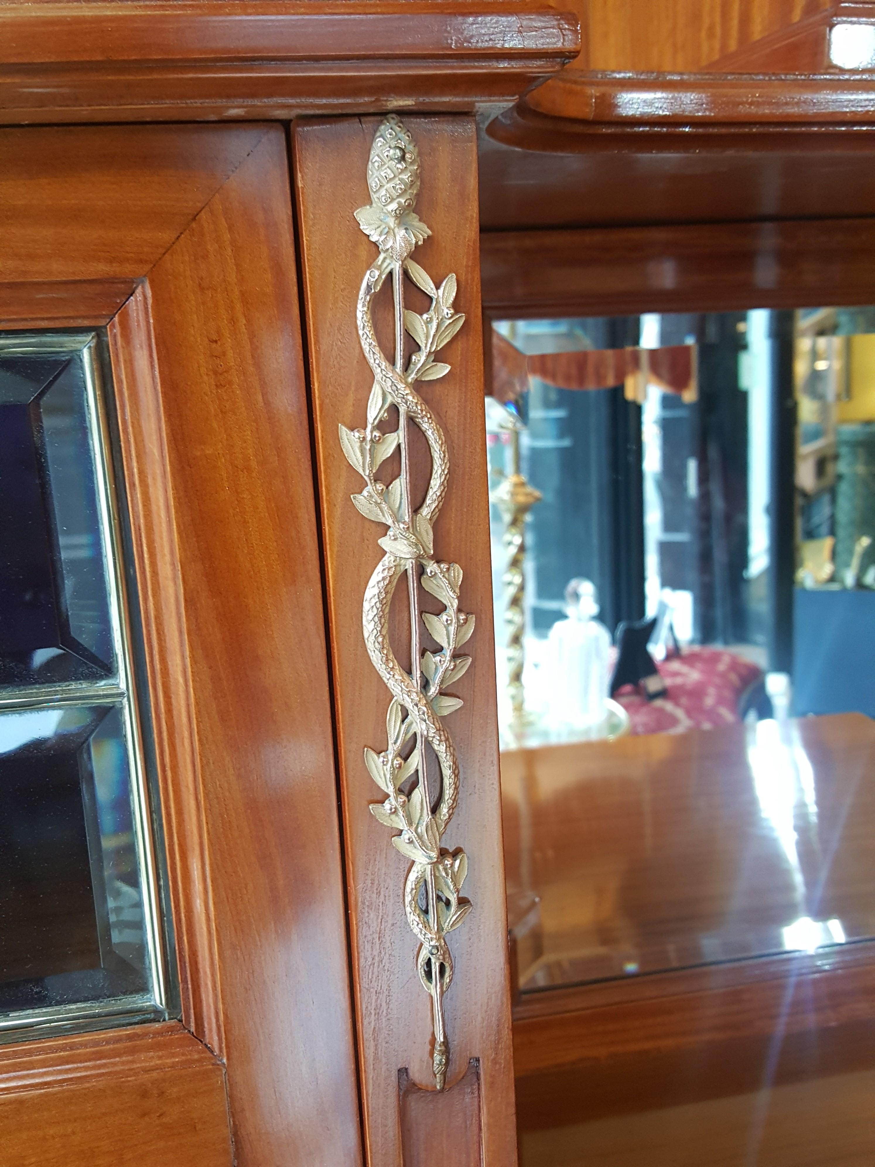 Exhibition Quality Late 19th Century Swiss Satinwood Display Cabinet For Sale 6