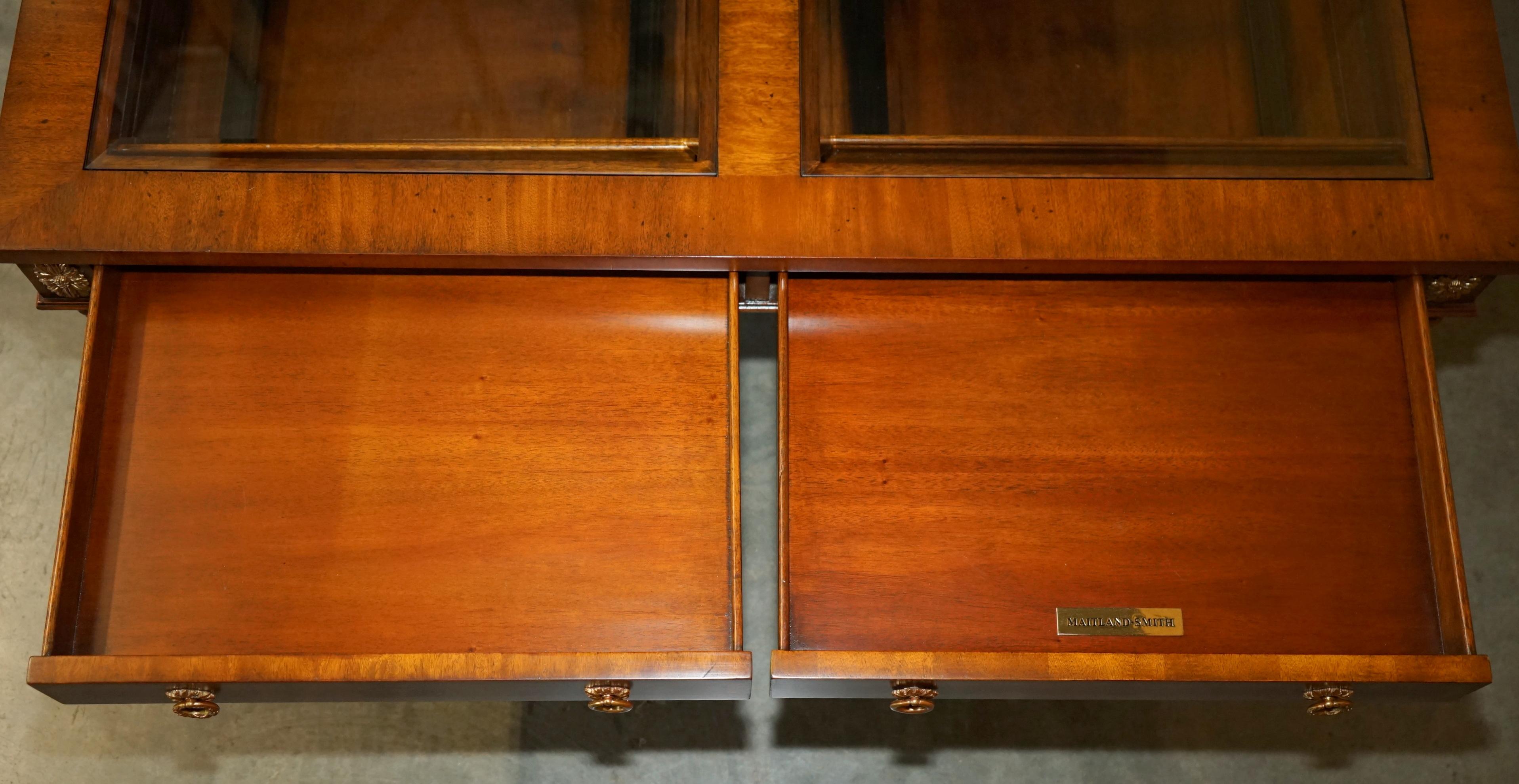 EXHIBITION QUALITY MAITLAND SMiTH DISPLAY CASE TOP REGENCY COFFEE COCKTAIL TABLE For Sale 11