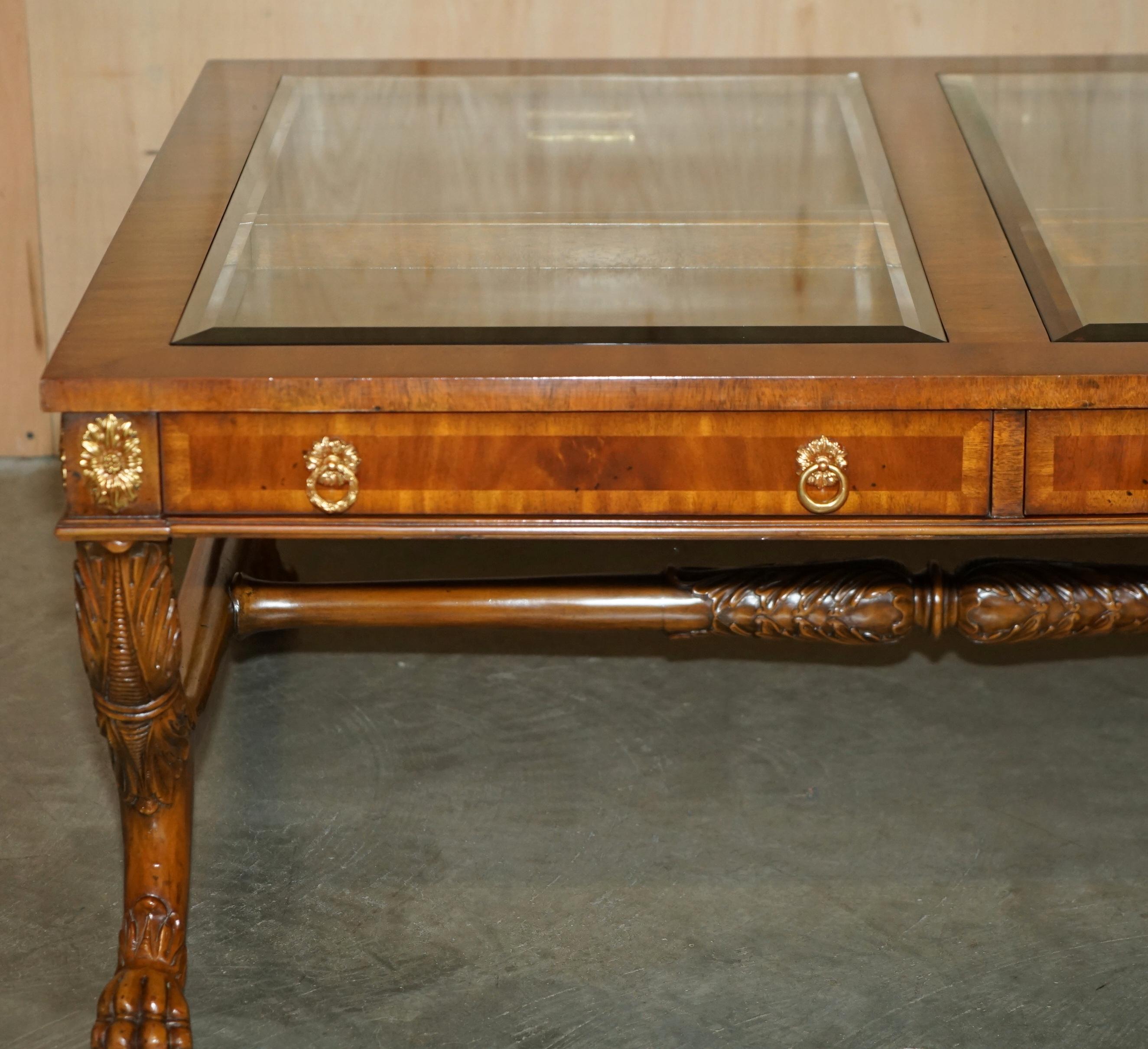 Regency EXHIBITION QUALITY MAITLAND SMiTH DISPLAY CASE TOP REGENCY COFFEE COCKTAIL TABLE For Sale