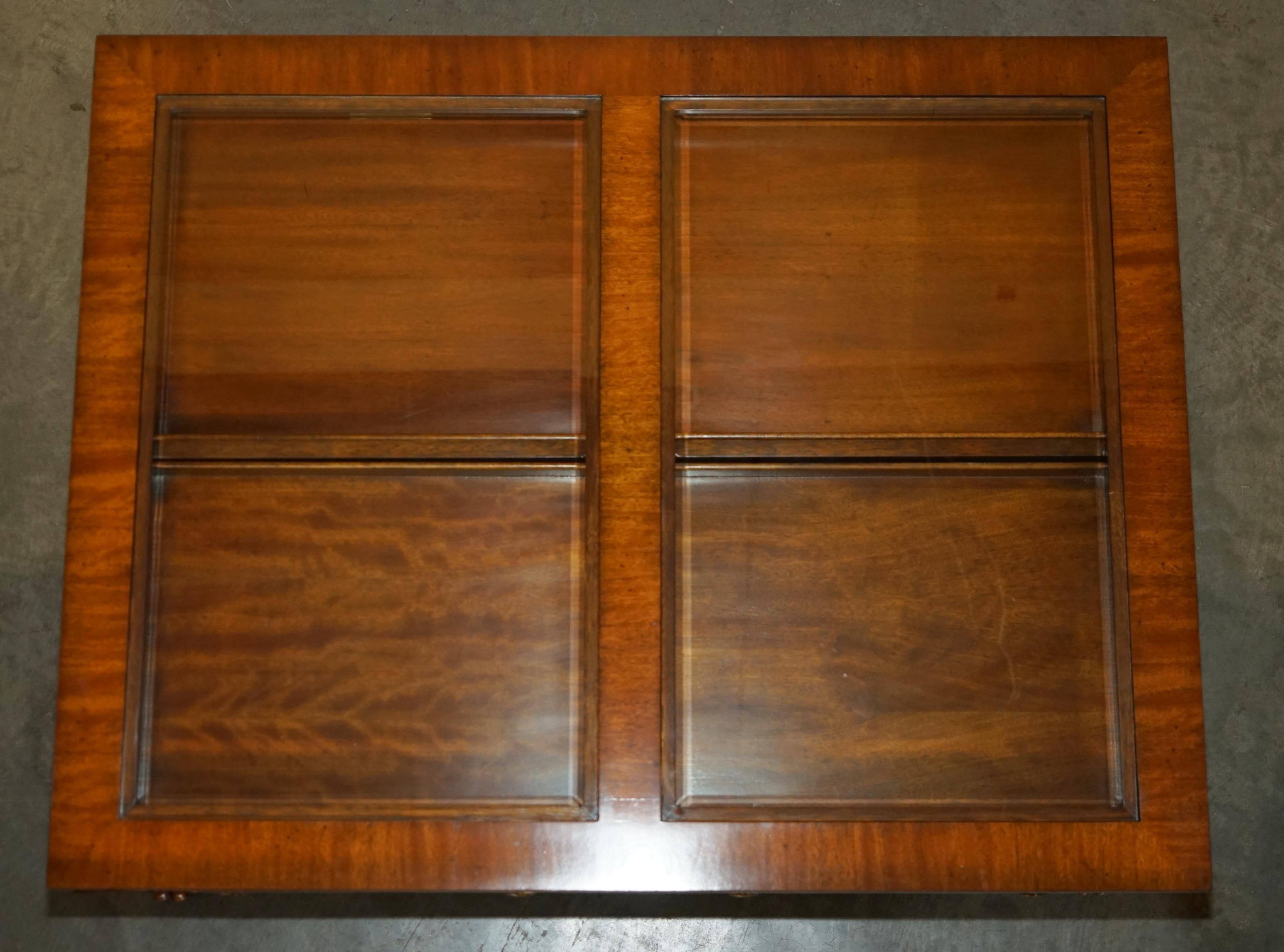 Glass EXHIBITION QUALITY MAITLAND SMiTH DISPLAY CASE TOP REGENCY COFFEE COCKTAIL TABLE For Sale