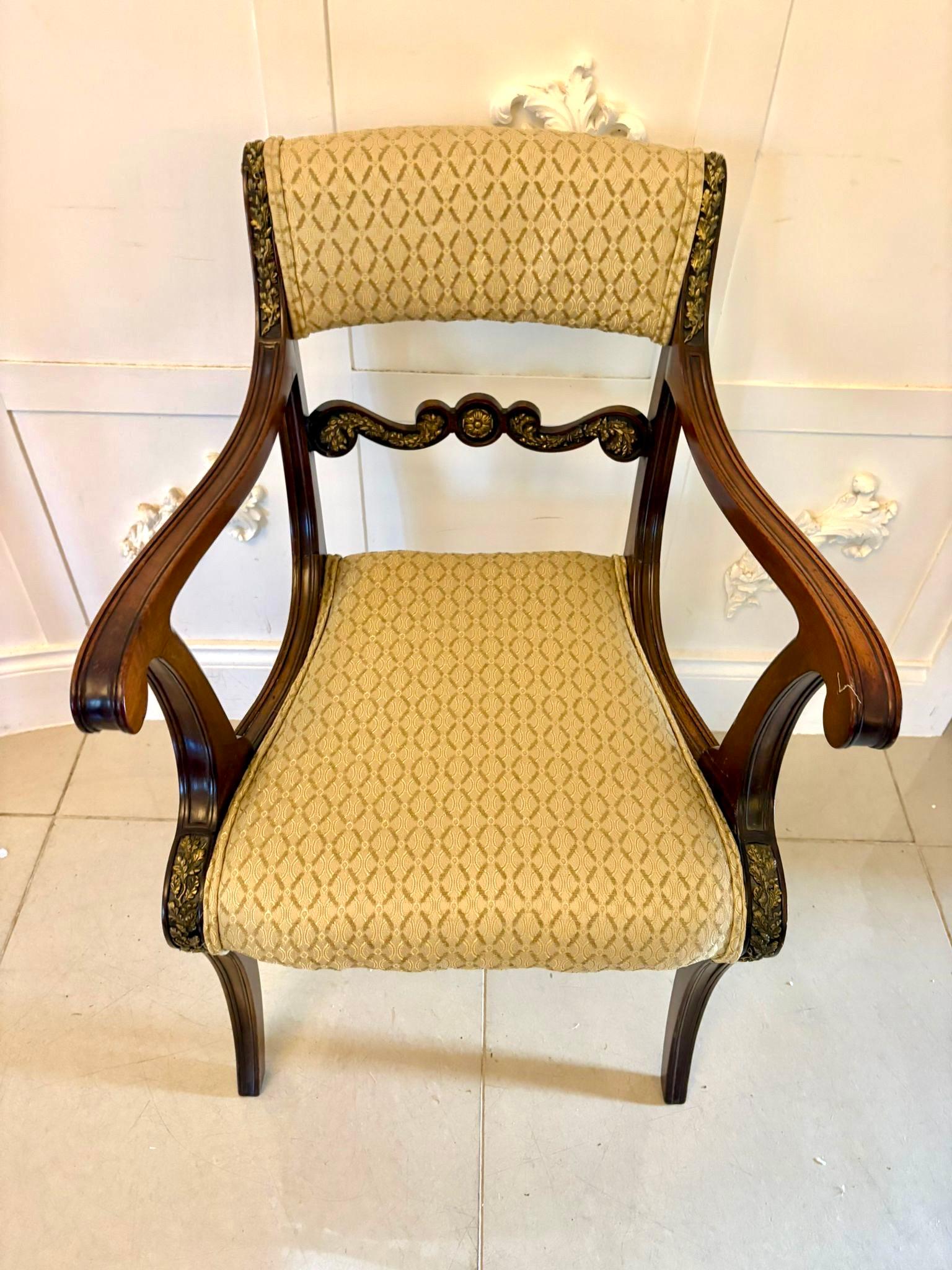 Ensemble de huit chaises de salle à manger en acajou de style Régence, de qualité exposition en vente 4