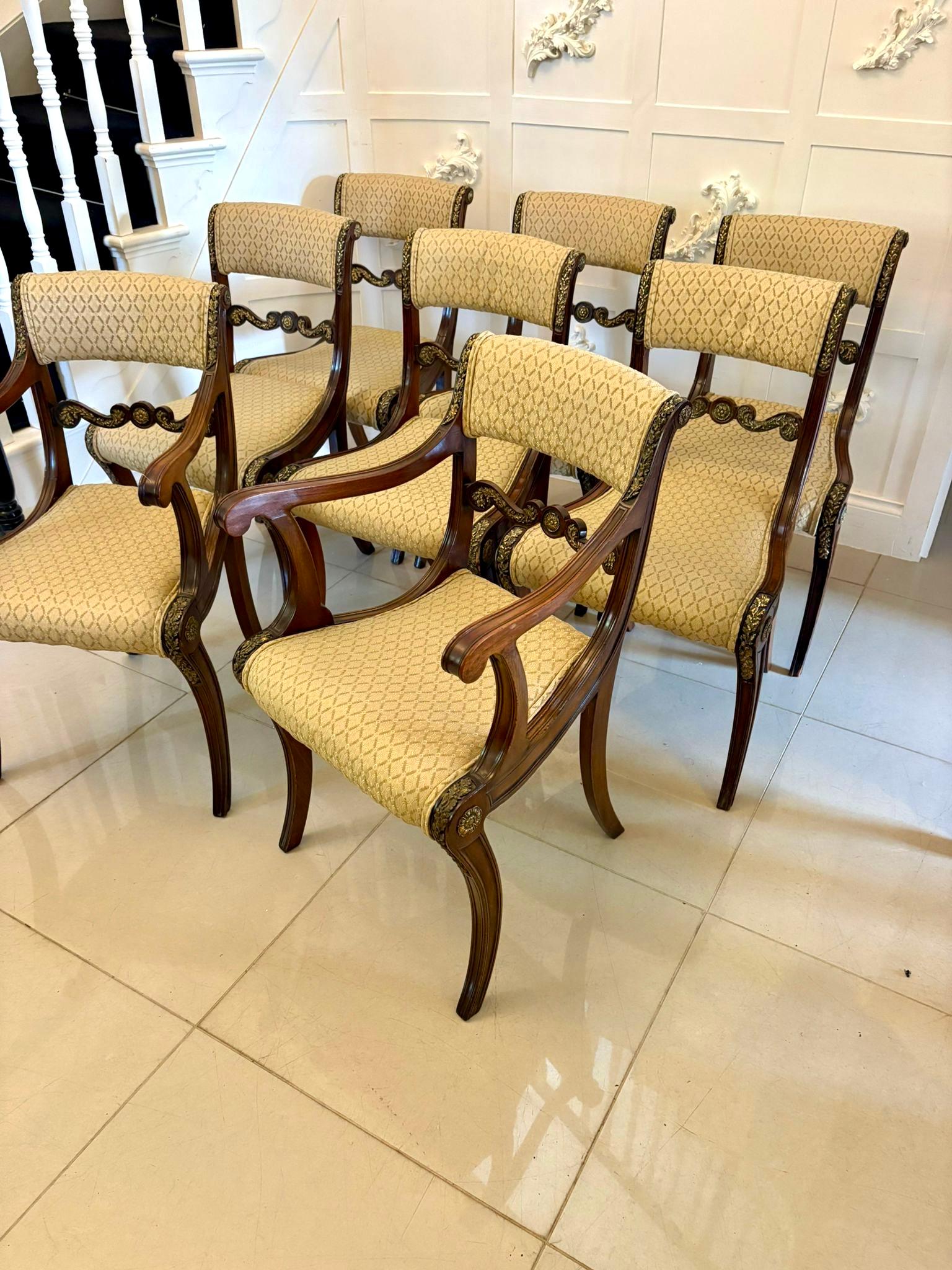 Ensemble de huit chaises de salle à manger en acajou de style Regency, comprenant une paire de chaises coudées et six chaises simples, en acajou de qualité d'exposition, avec de magnifiques montures en laiton ornées d'origine sur l'assise centrale