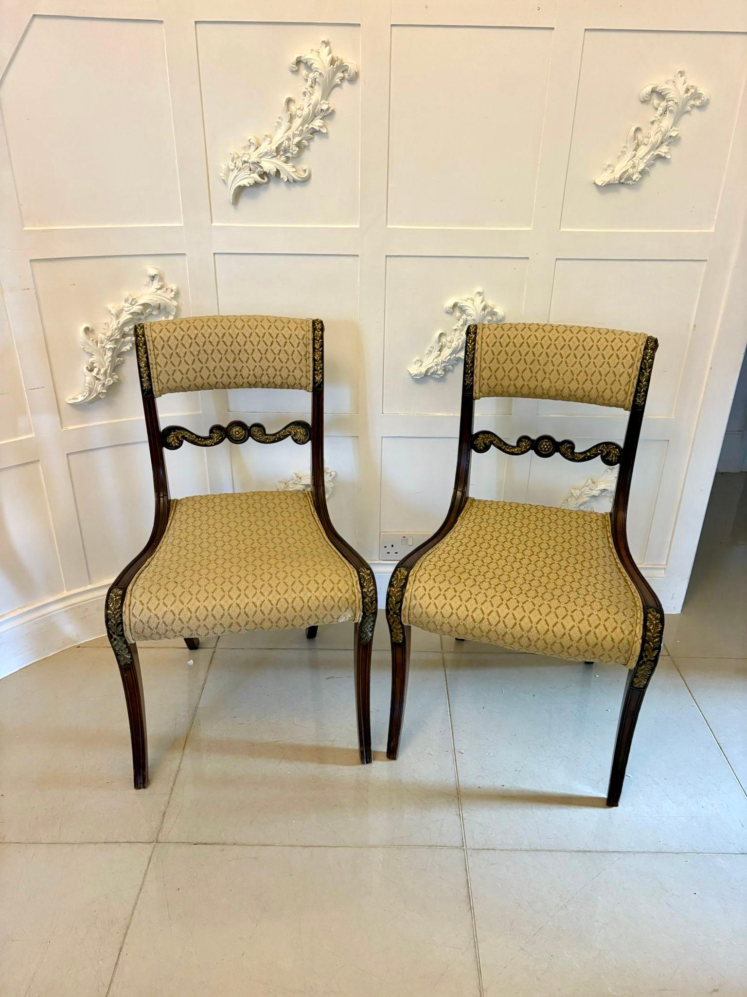 Regency Ensemble de huit chaises de salle à manger en acajou de style Régence, de qualité exposition en vente