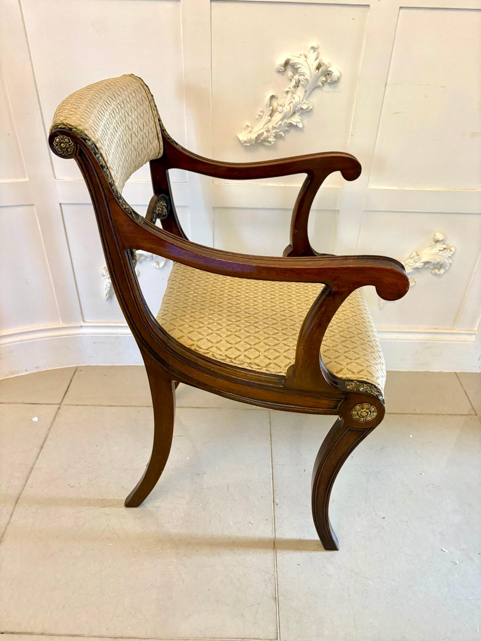 XIXe siècle Ensemble de huit chaises de salle à manger en acajou de style Régence, de qualité exposition en vente