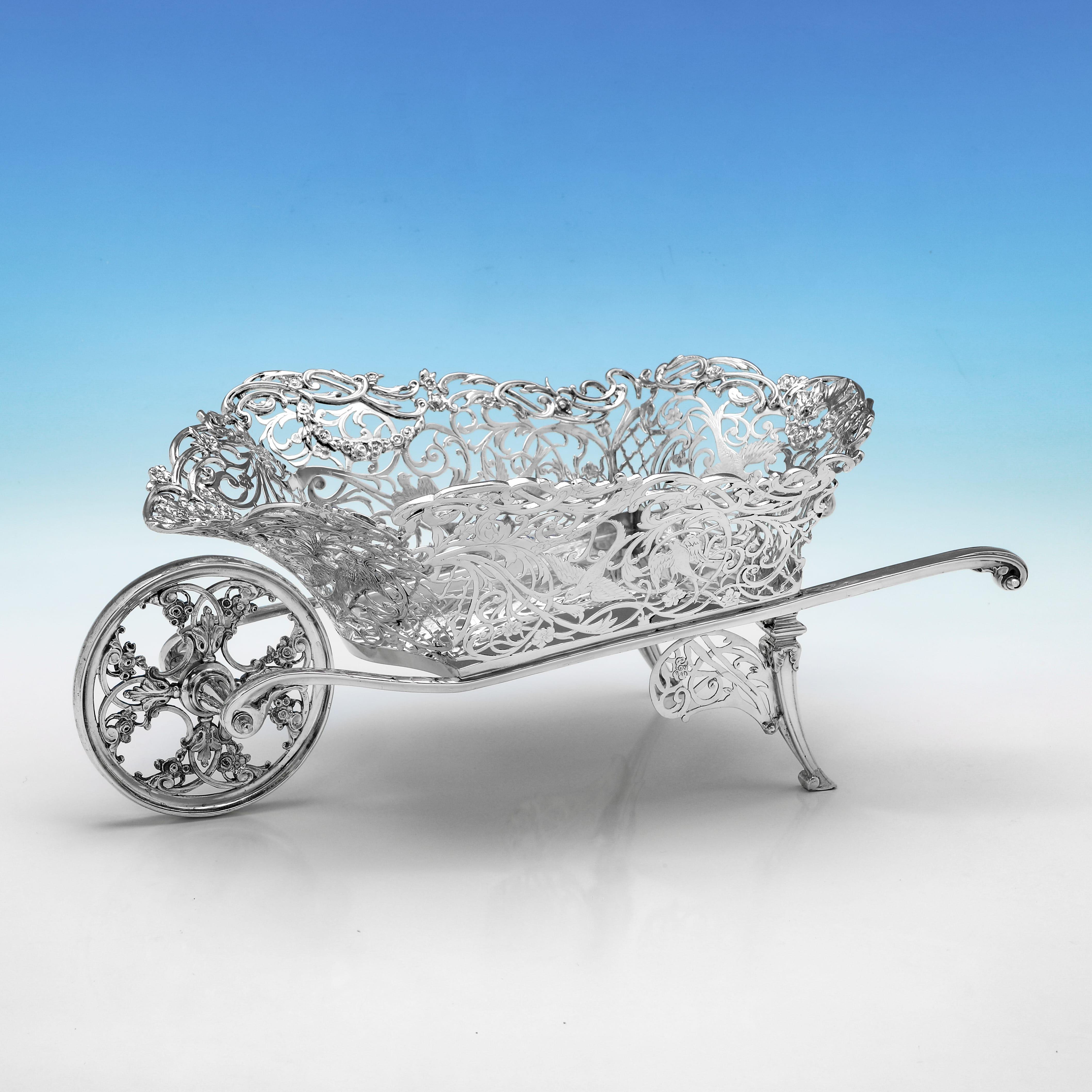 Matriculado en Londres en 1907 por William Comyns, este impresionante plato eduardiano antiguo de plata de ley tiene forma de carretilla y es mucho más grande de lo habitual. El plato carretilla mide 18,5 cm de alto, 43 cm de largo y 25 cm de ancho,