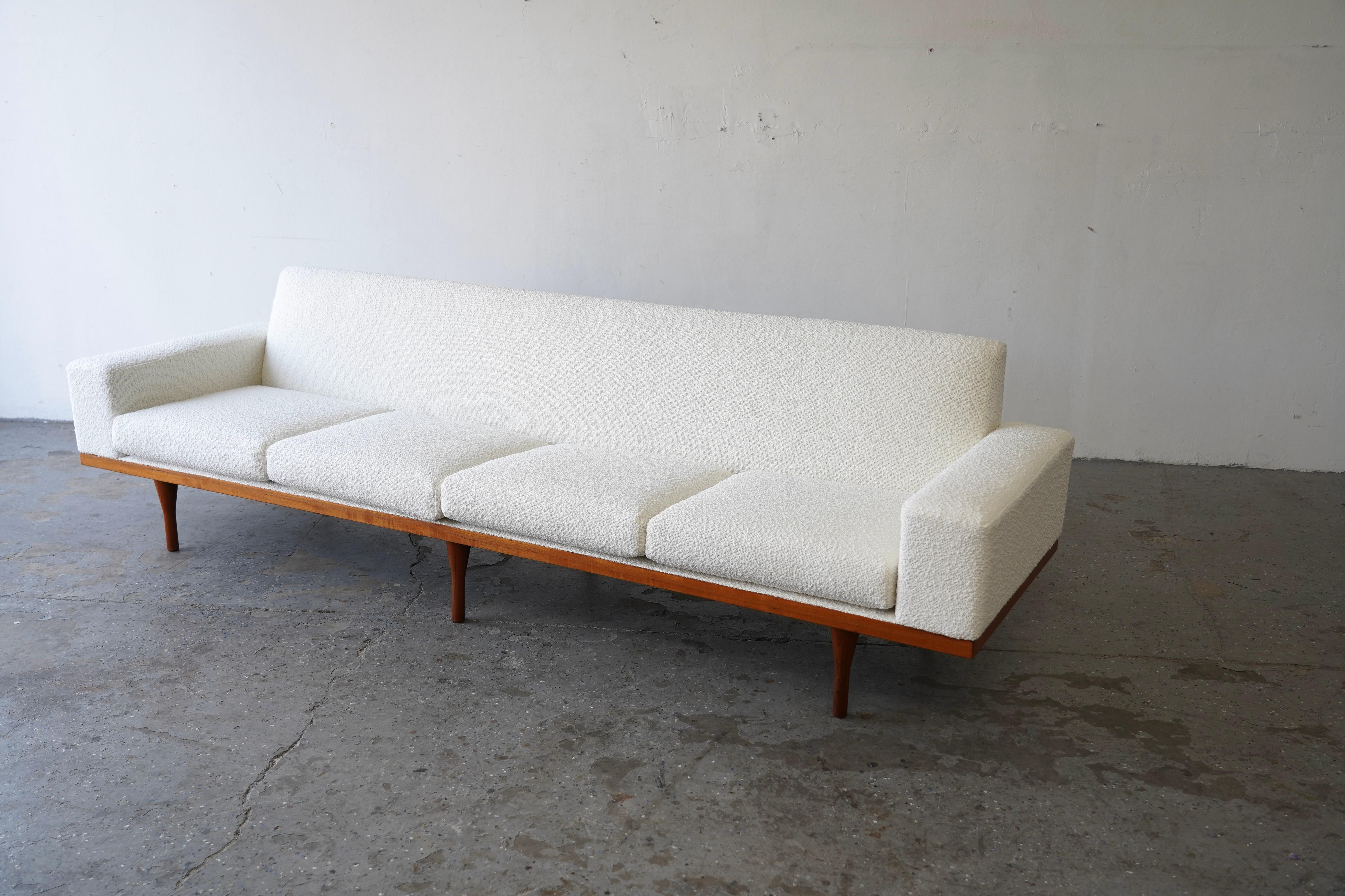 EXL Divano in teak con bouclè Illum Wikkelsø della metà del secolo scorso. in vendita 4