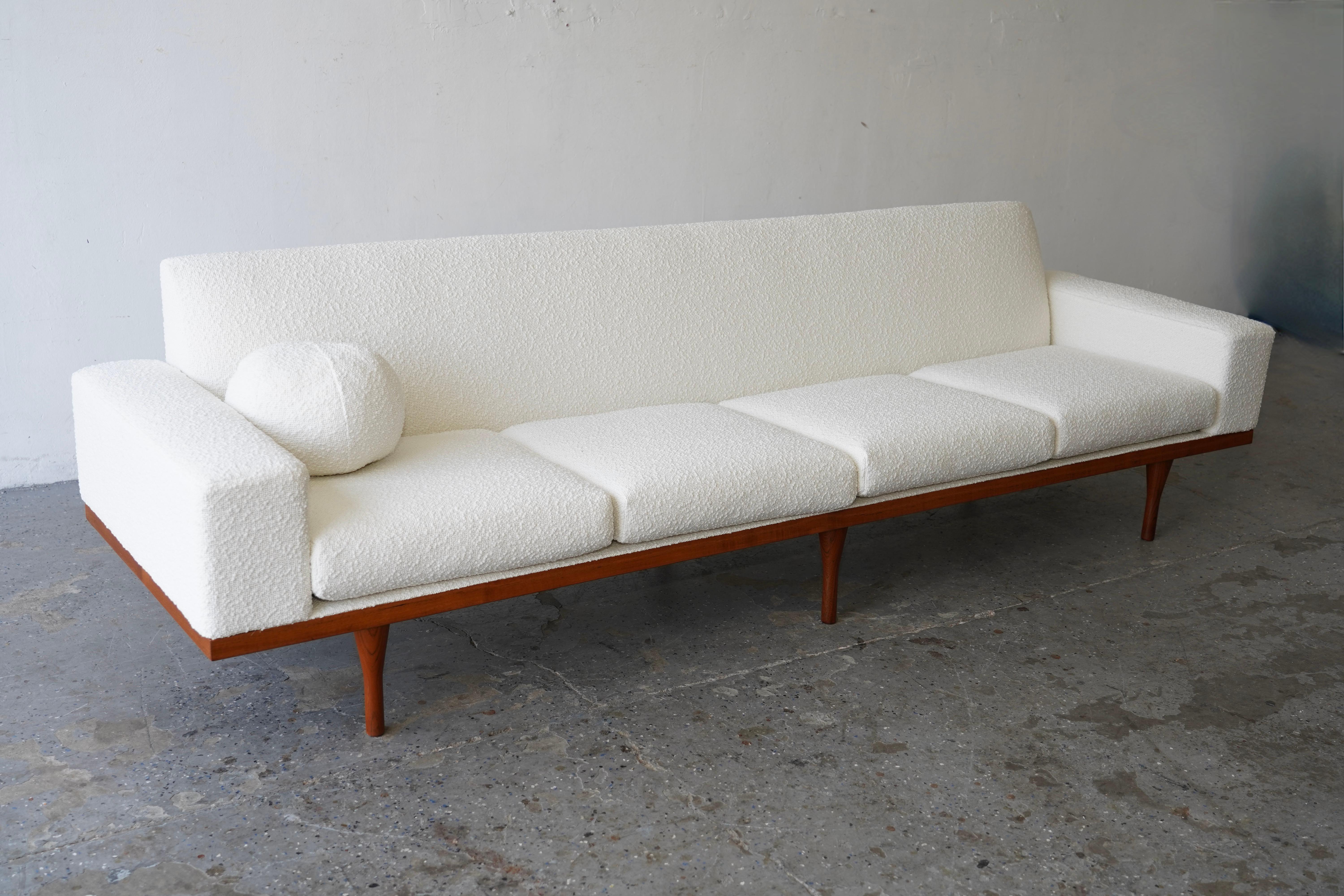 EXL Divano in teak con bouclè Illum Wikkelsø della metà del secolo scorso. in vendita 5