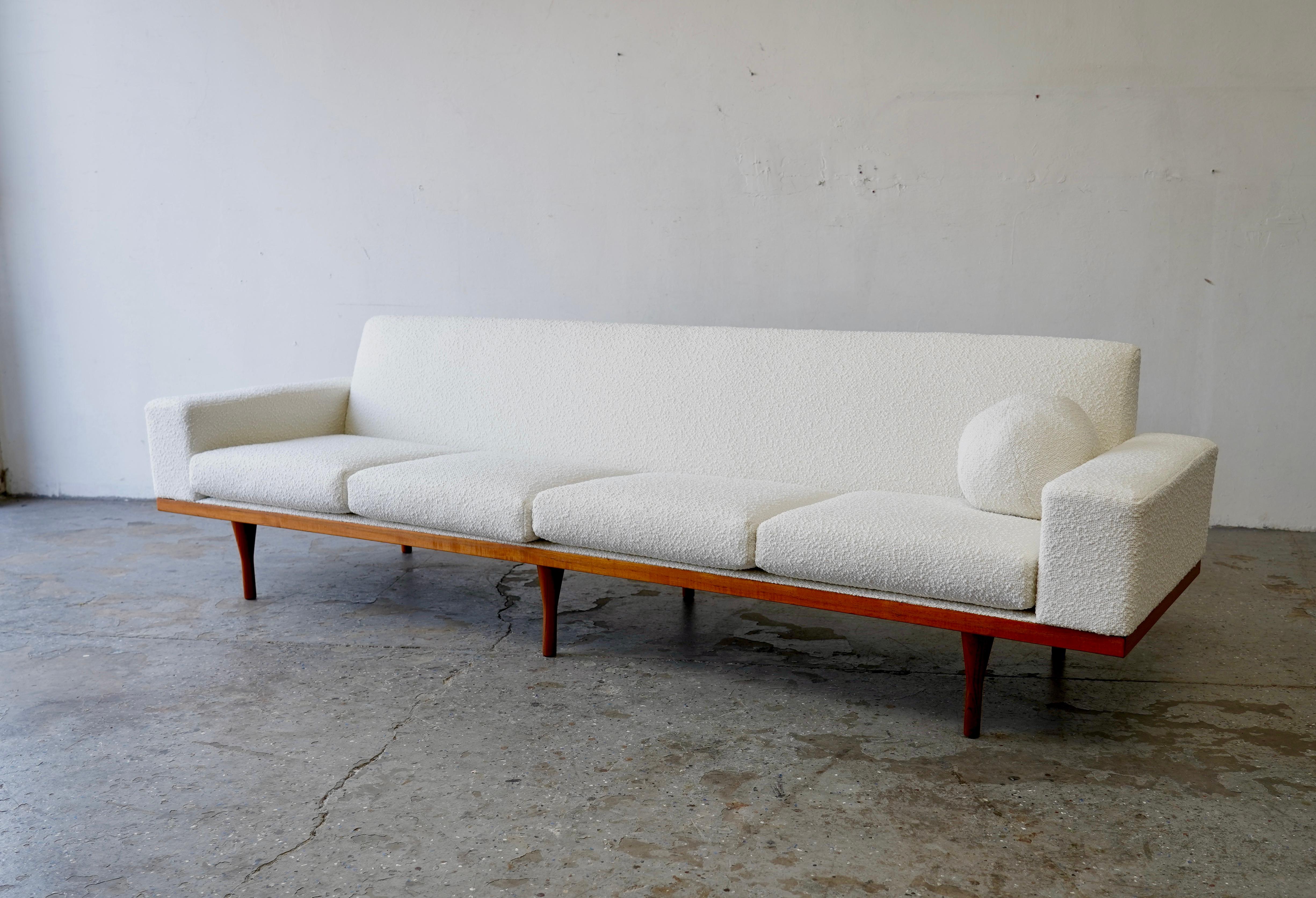 Ammira questo splendido divano a quattro posti di Soren Willadsen, disegnato da Illum Wikkelsø negli anni '60 circa. Questo  Il modello 50-4 è un pezzo straordinario! Presenta una struttura in teak con gambe in teak massiccio di elegante fattura.  È