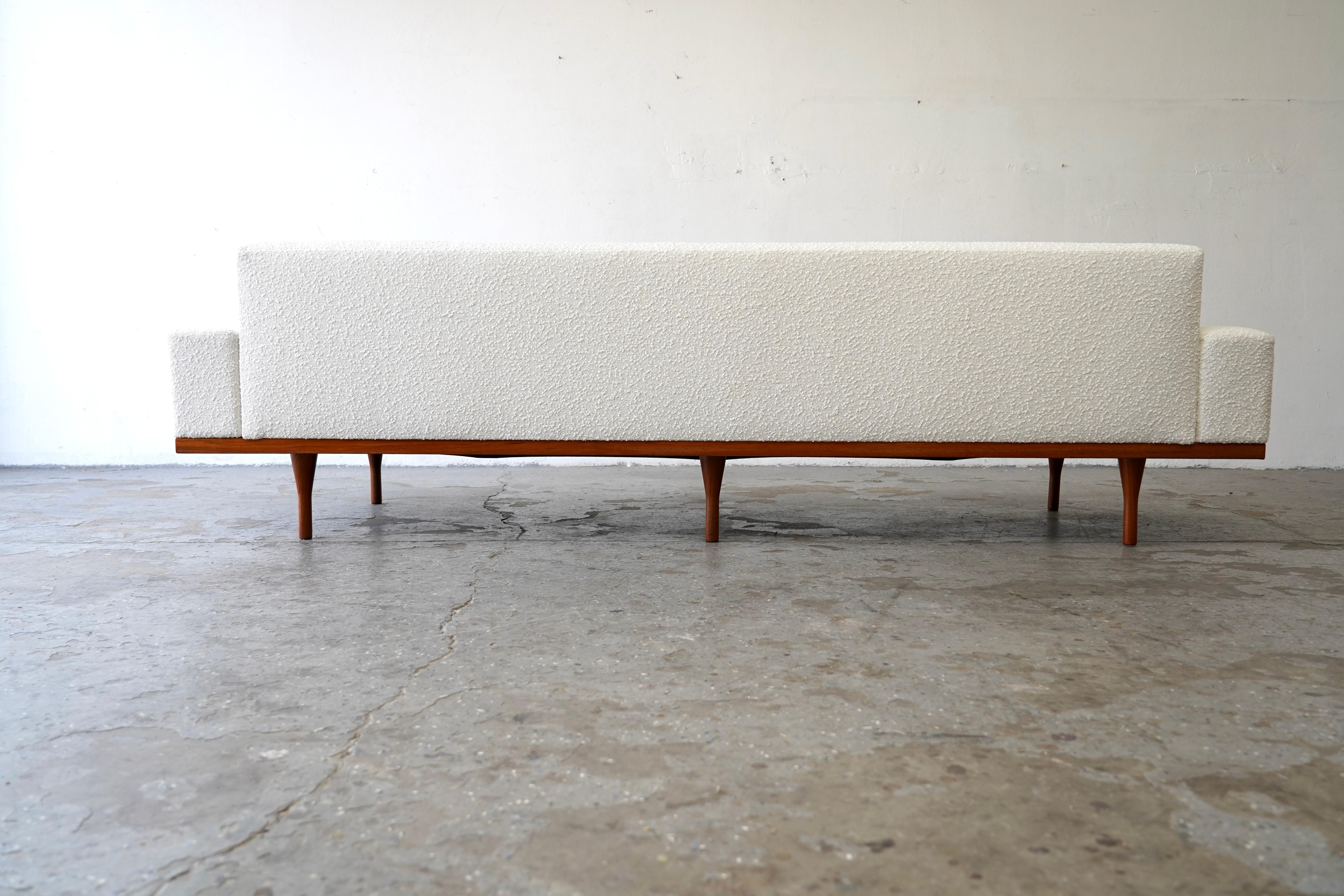 Mid-Century moderno EXL Divano in teak con bouclè Illum Wikkelsø della metà del secolo scorso. in vendita