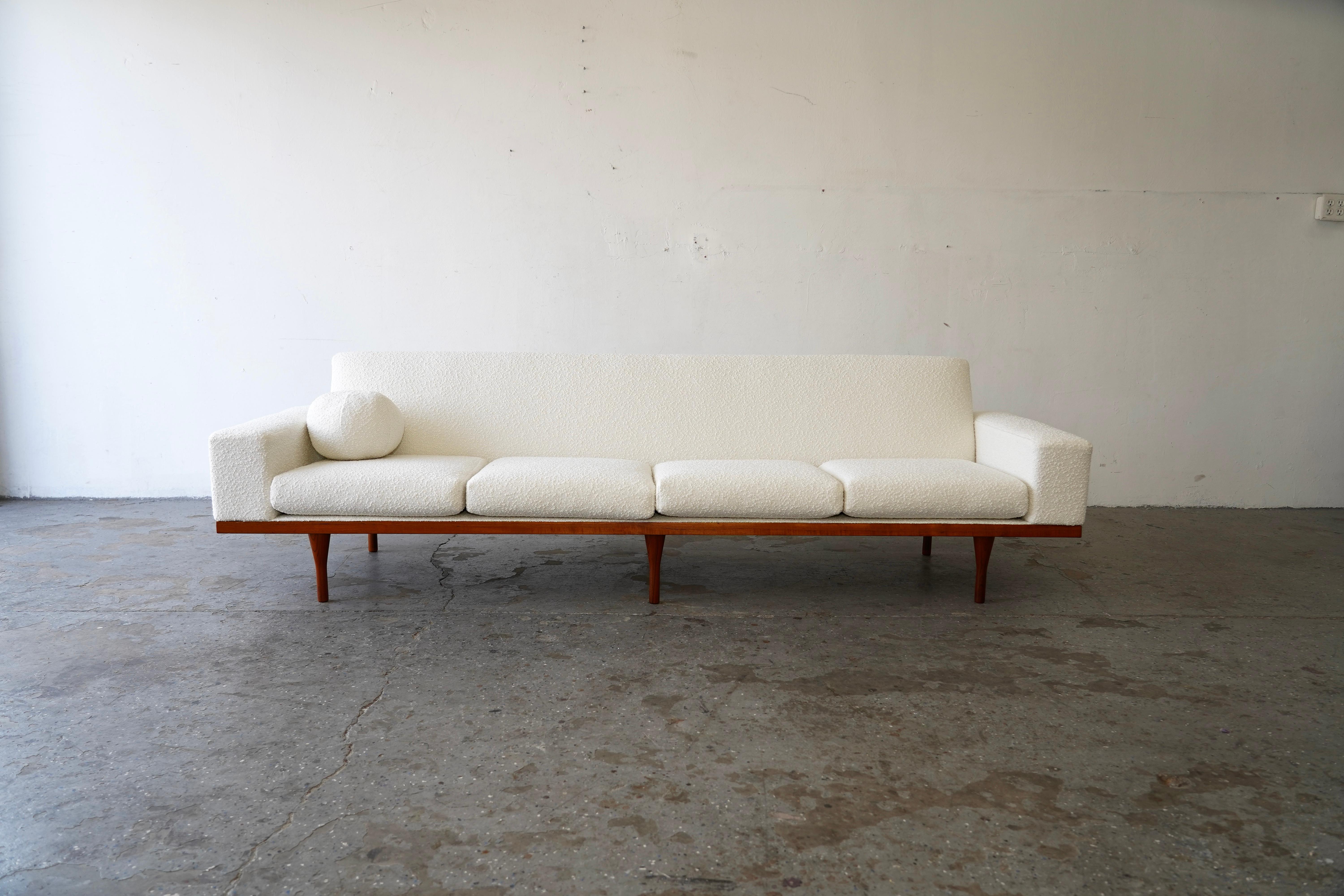 Danese EXL Divano in teak con bouclè Illum Wikkelsø della metà del secolo scorso. in vendita
