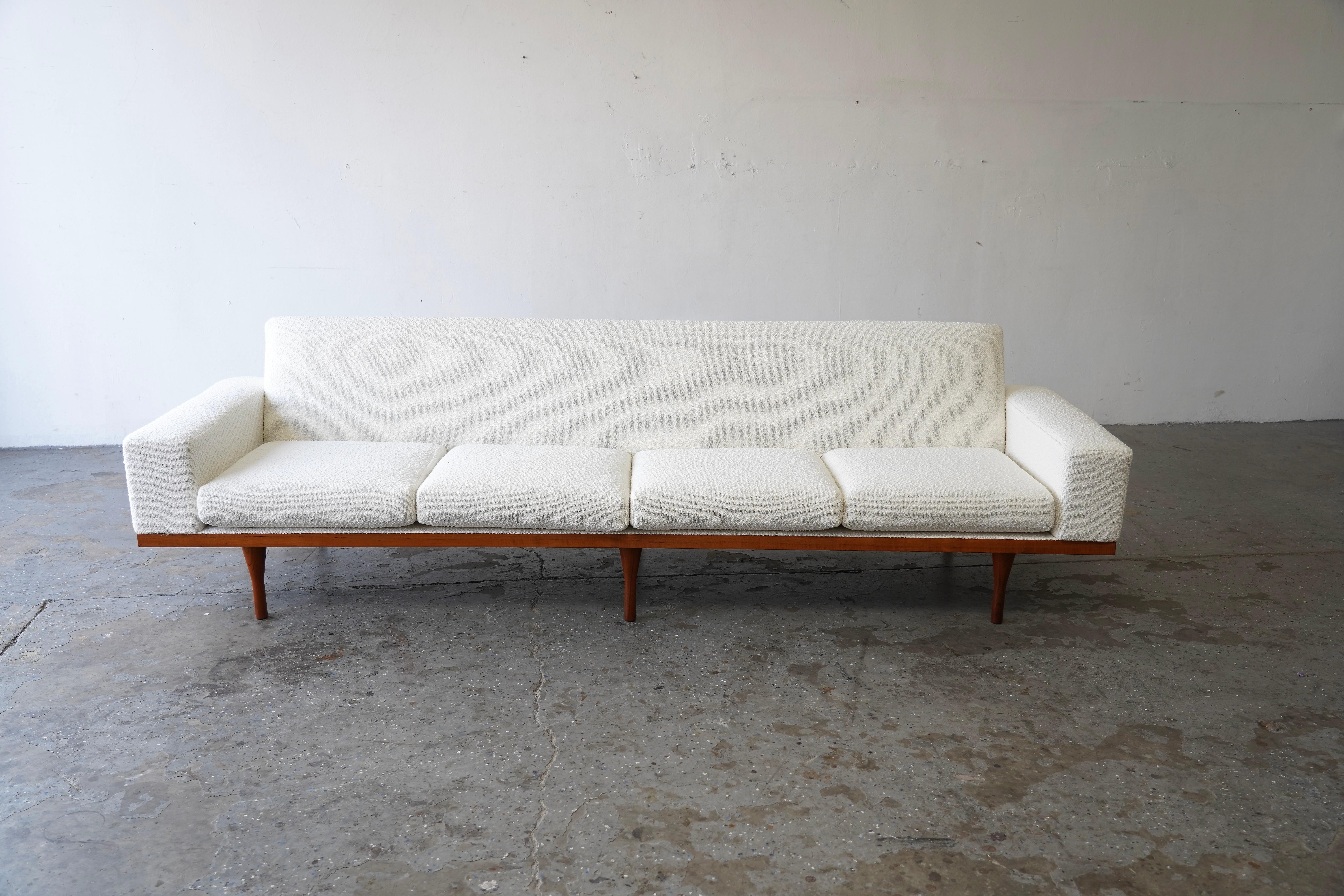 Bouclé EXL Divano in teak con bouclè Illum Wikkelsø della metà del secolo scorso. in vendita