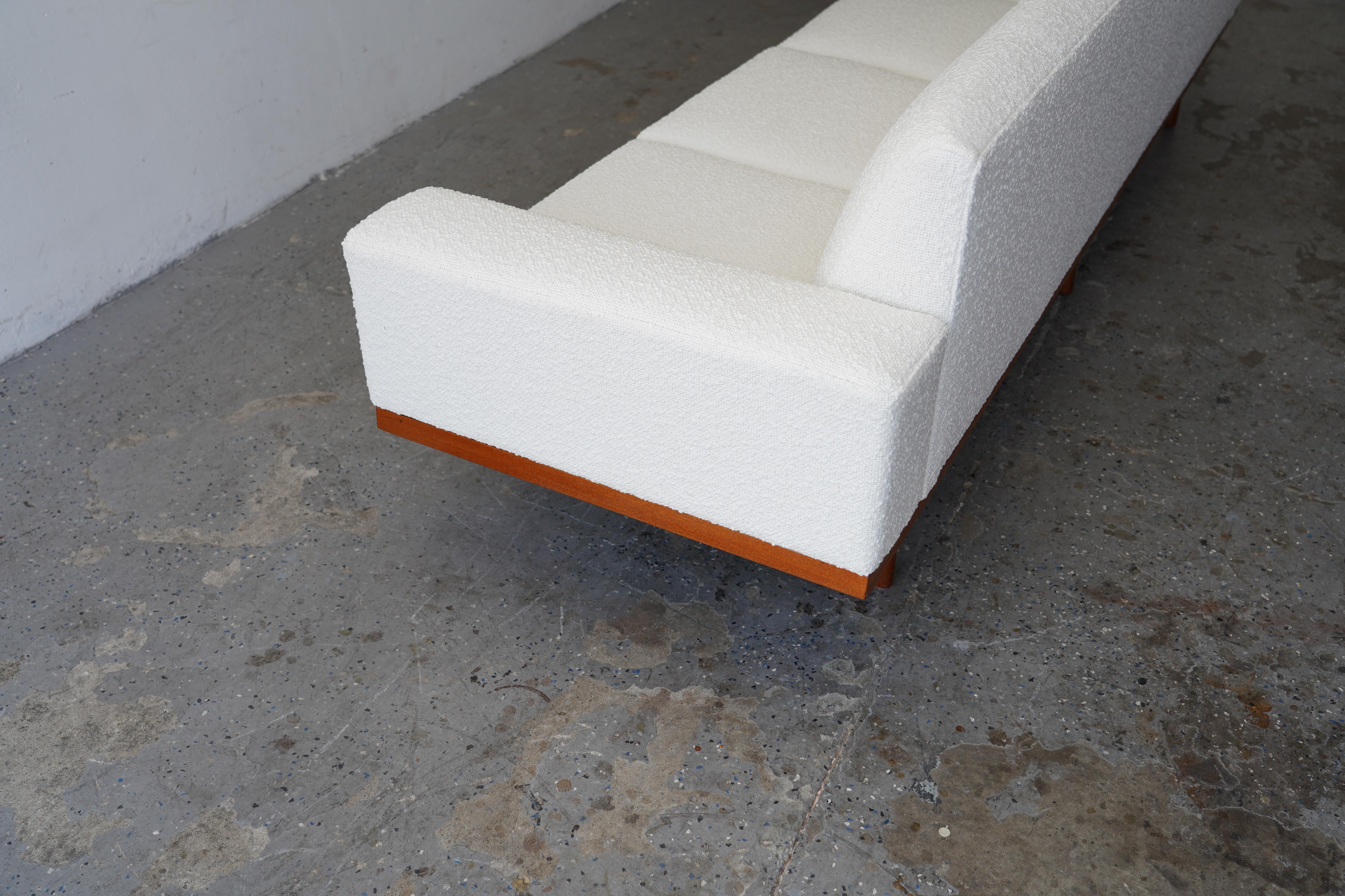 EXL Divano in teak con bouclè Illum Wikkelsø della metà del secolo scorso. in vendita 2