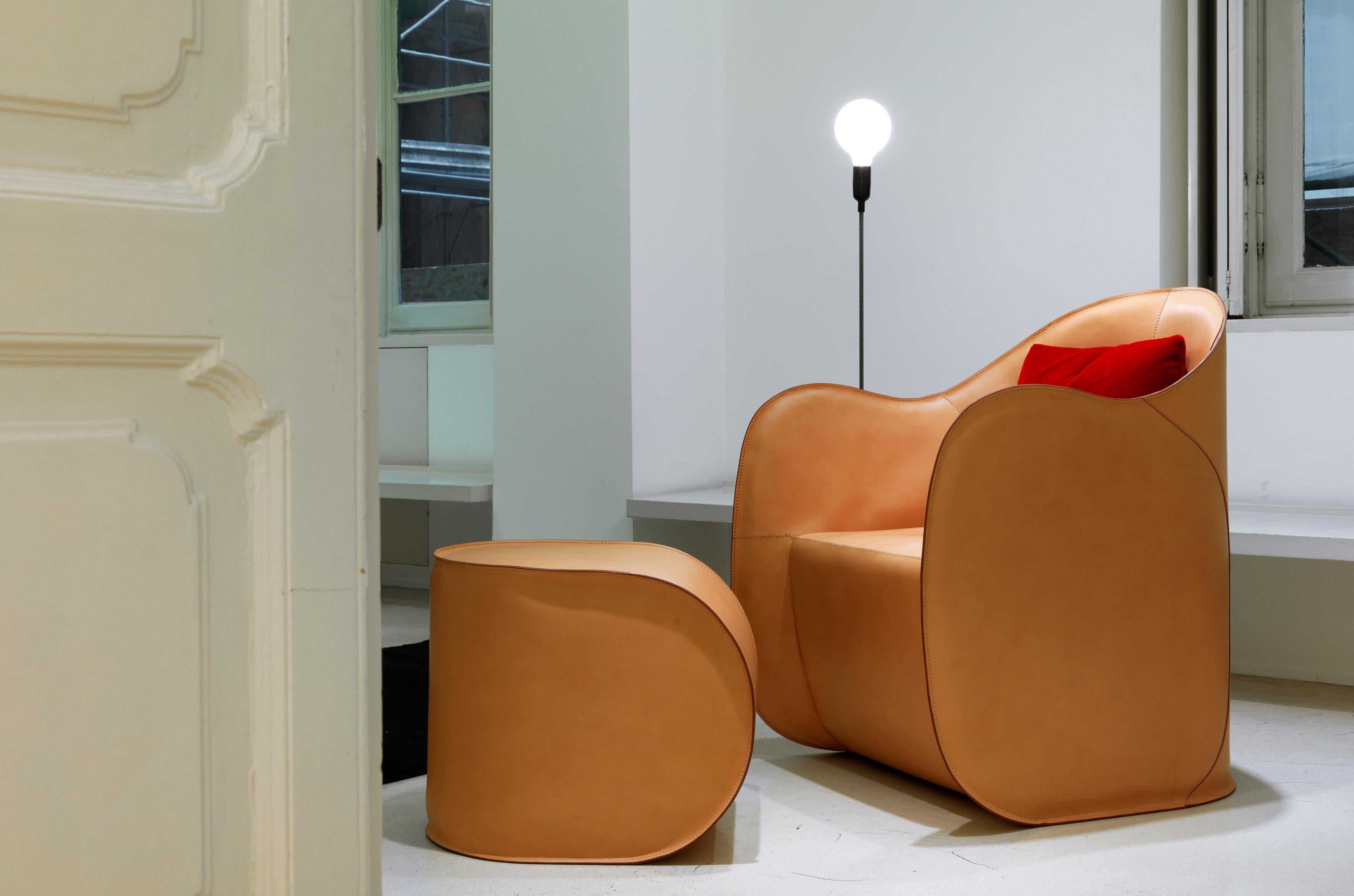 Ensemble de fauteuil et pouf Ultralight modernes du 21e siècle en cuir de peau Neuf - En vente à Milan, IT