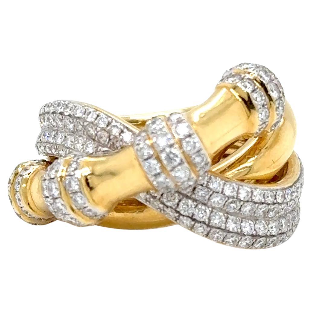 Questo squisito anello in oro 18kt è un vero capolavoro, con 197 diamanti brillanti per un peso totale di circa 1,80 carati. Il design intricato e l'impeccabile scintillio dei diamanti creano un'aria sofisticata e lussuosa, rendendolo un'aggiunta