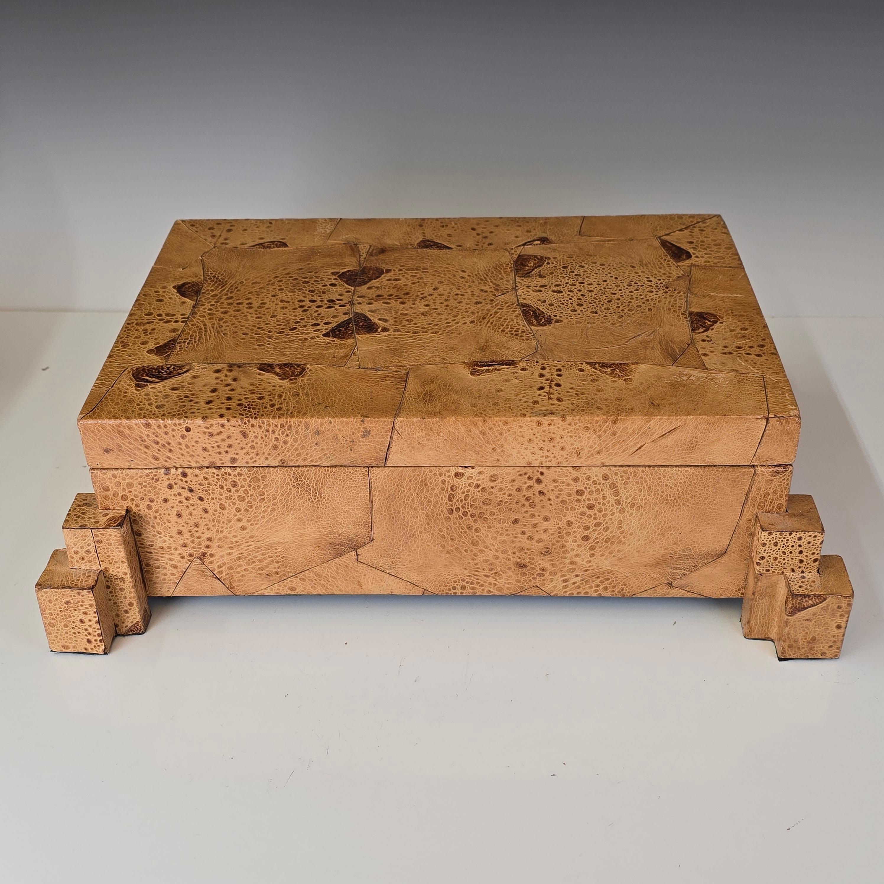Elegante caja exótica de sobremesa recubierta de piel de rana realizada al estilo de Karl Springer.   Esta pieza se fabricó en Filipinas a finales de la década de 1970.   En aquella época las poblaciones de sapos de caña estaban explotando y en