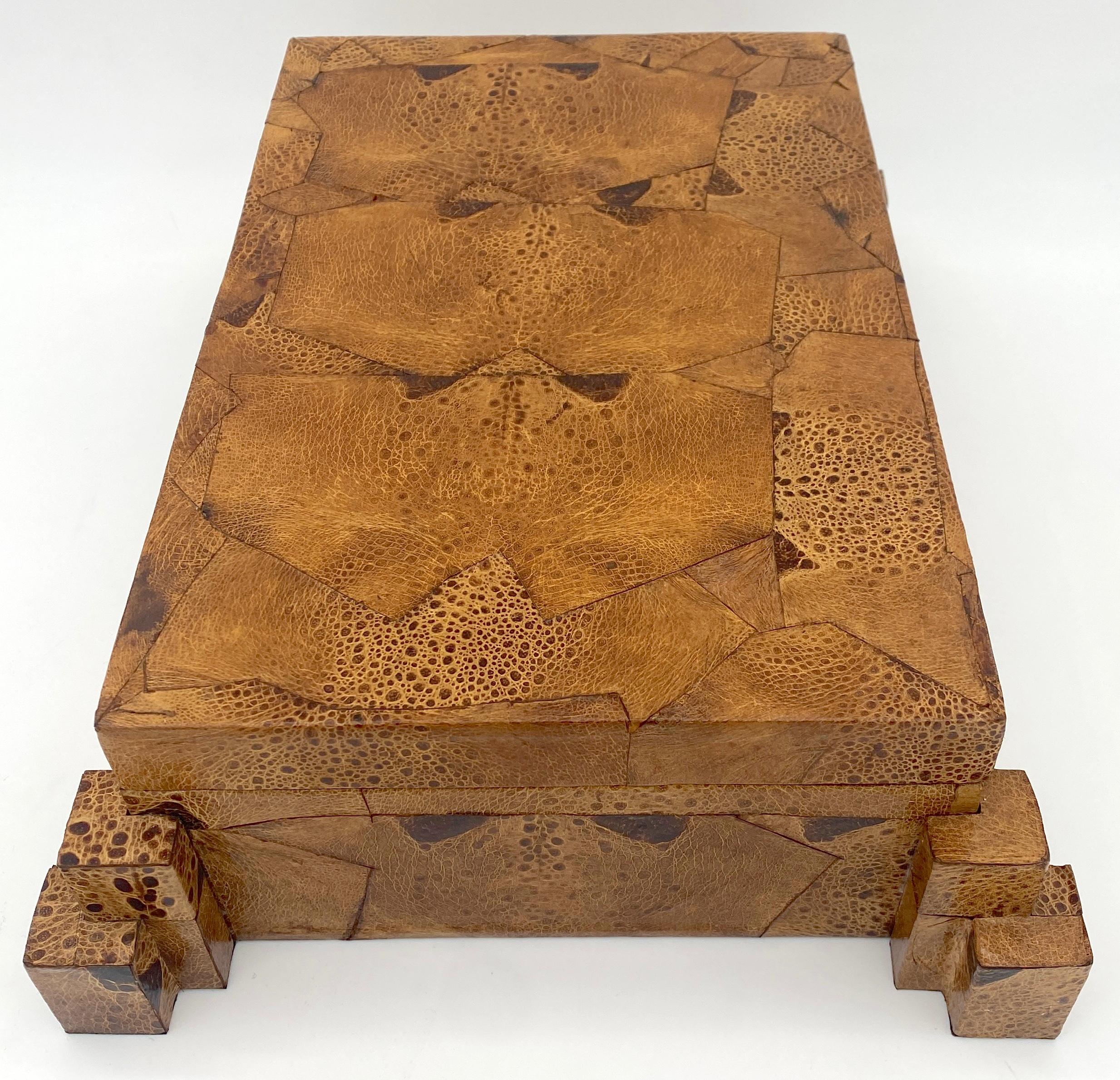 Mid-Century Modern Boîte de table asymétrique exotique des années 1970 en peau de grenouille, style Karl Springer  en vente