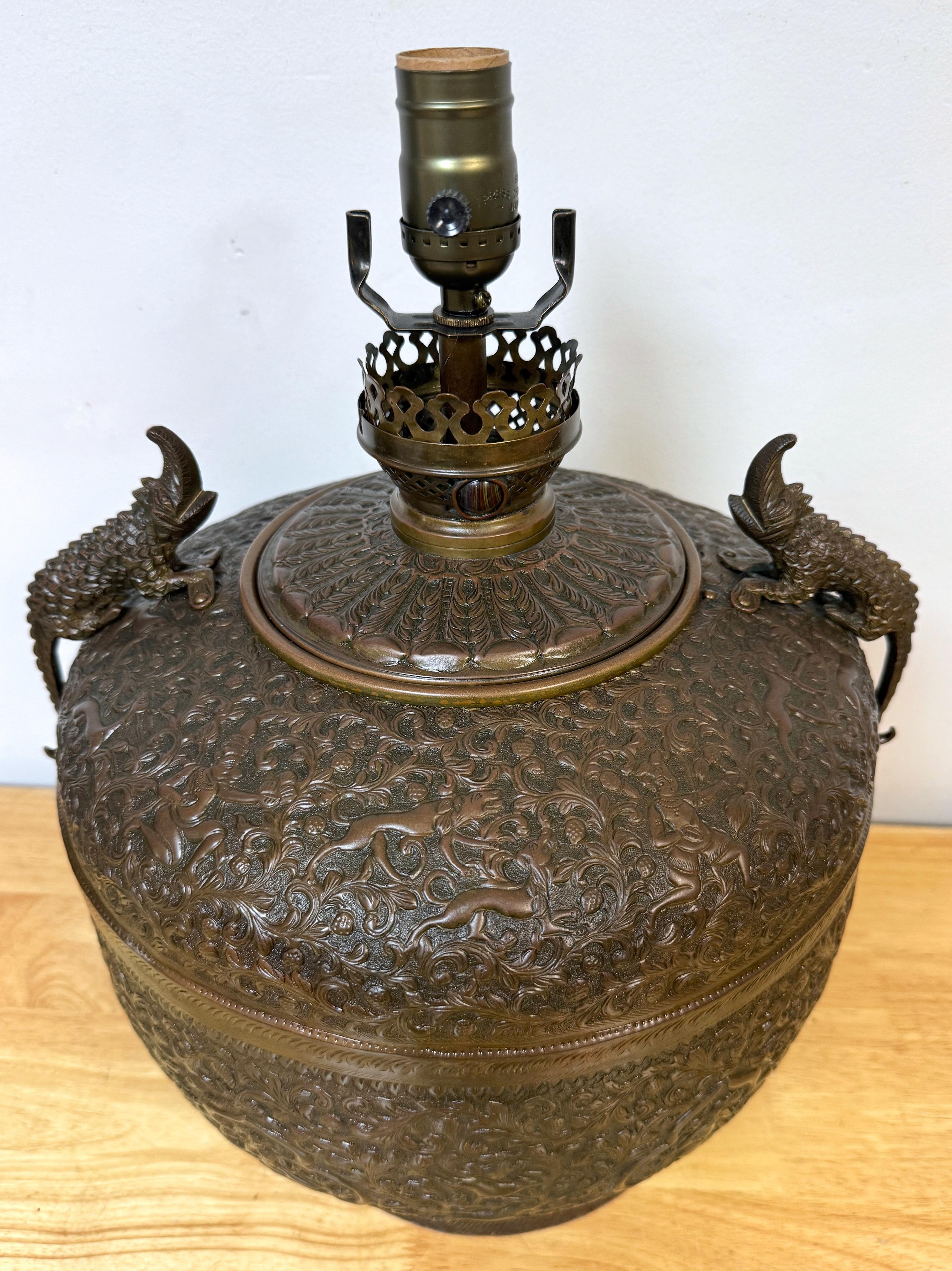 Exotische anglo-indische patinierte Messing-Öllampe mit Alligatorgriffen, jetzt elektrifiziert 

Eine exquisite exotische anglo-indische patinierte Repoussé-Messing-Öllampe, jetzt elektrifiziert. Diese um 1880 in Indien für den englischen Markt