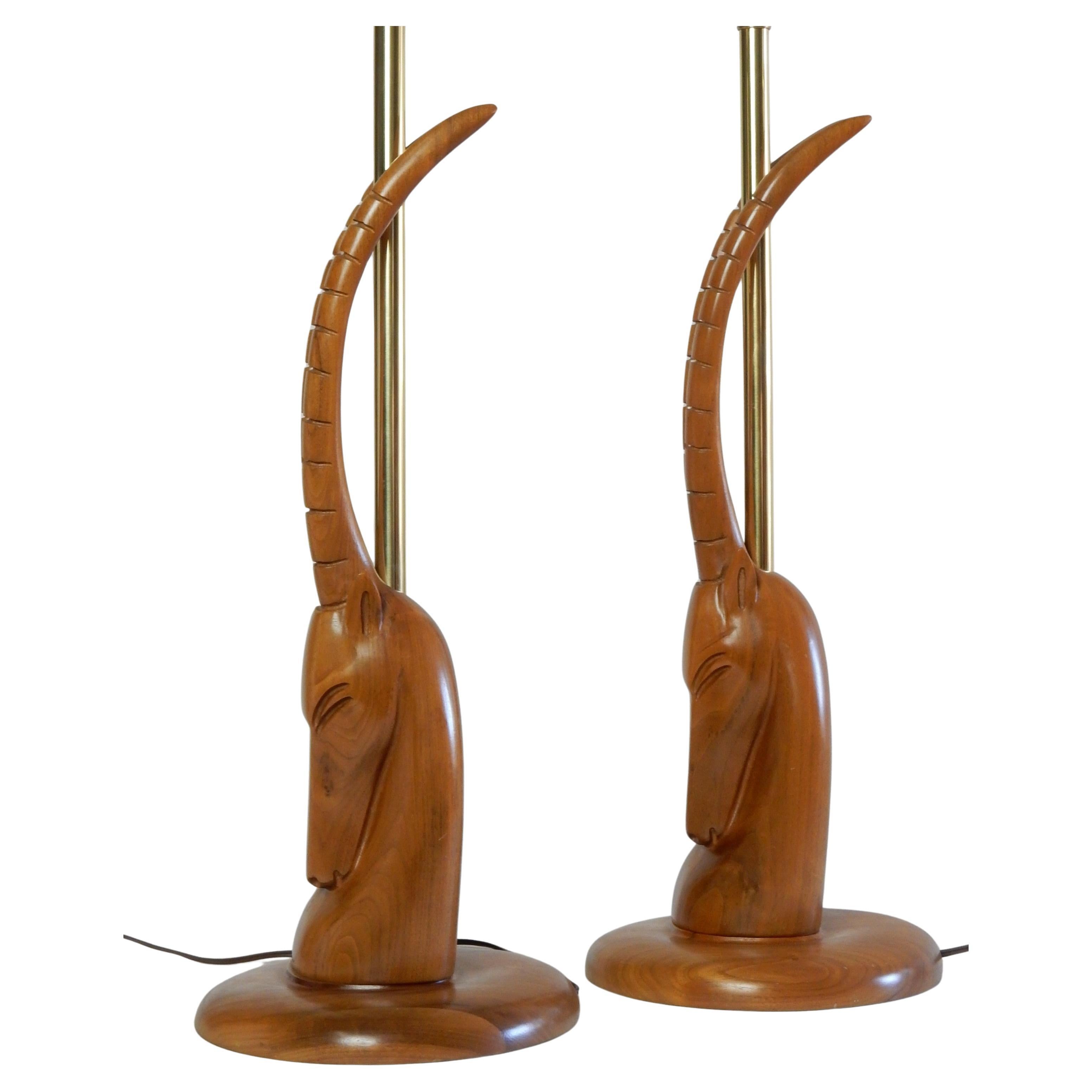 Lámparas de mesa con busto de íbice de madera esculpida por artesanos exóticos Hong Kong en venta