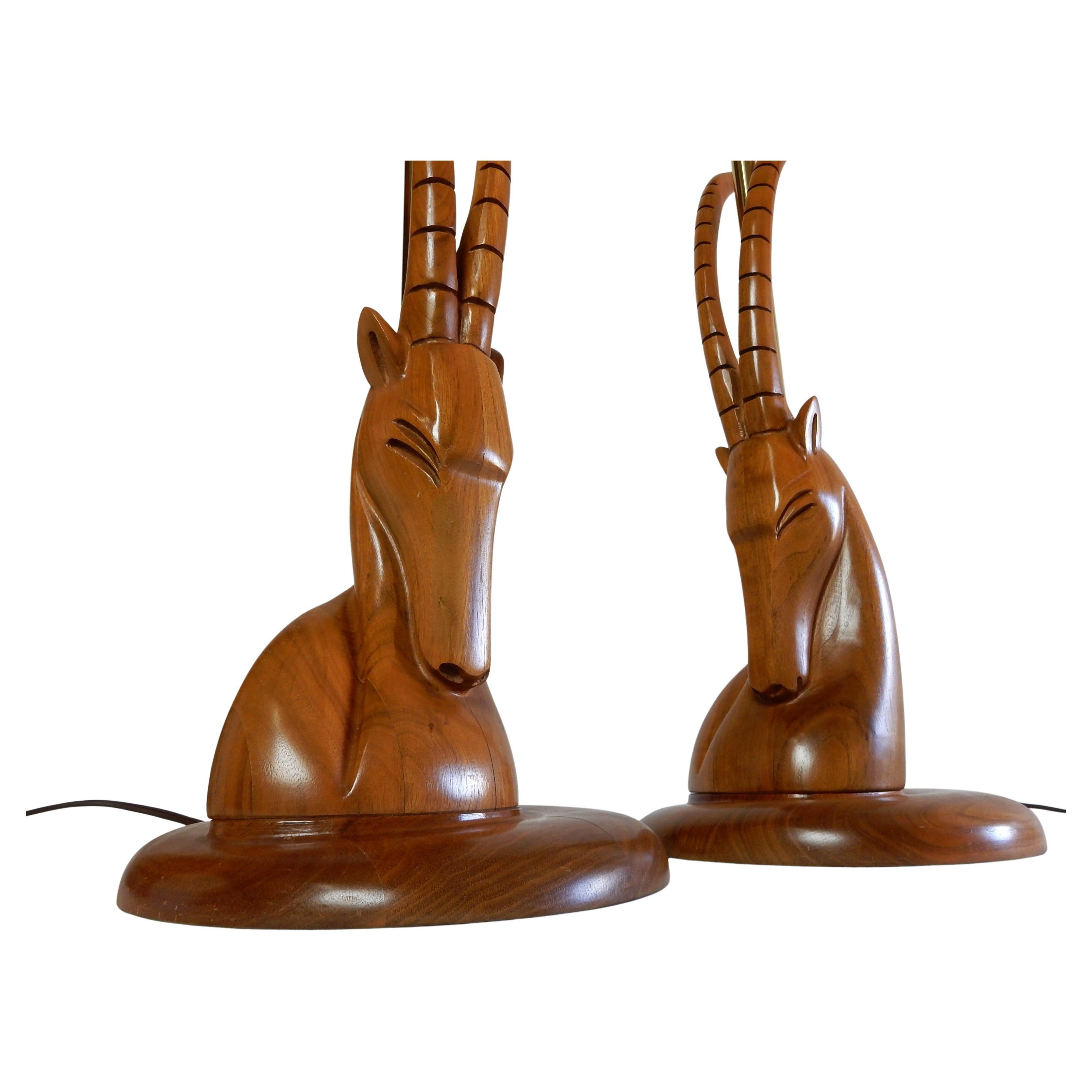 Lámparas de mesa con busto de íbice de madera esculpida por artesanos exóticos Tallado a mano en venta