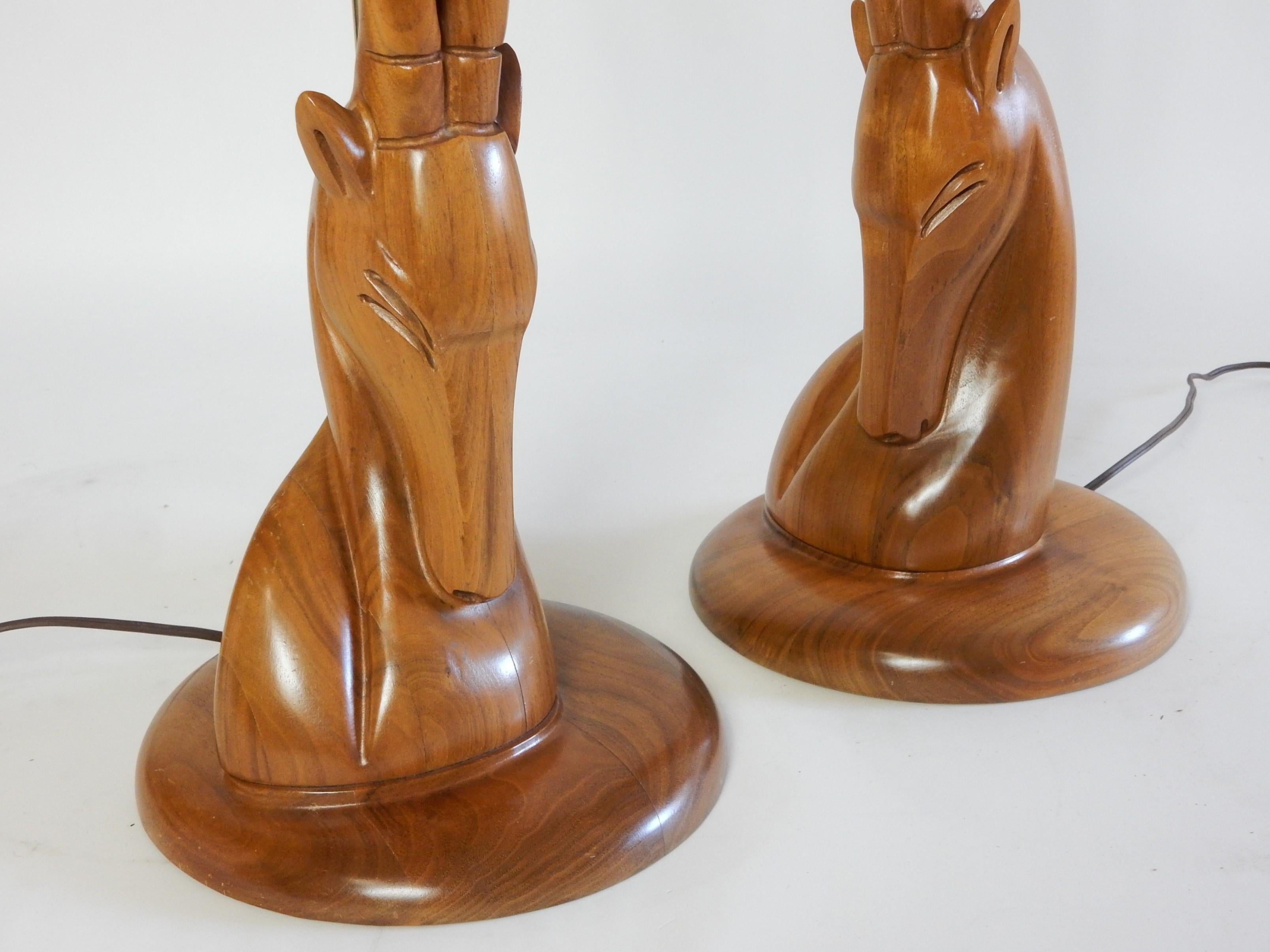 Lámparas de mesa con busto de íbice de madera esculpida por artesanos exóticos siglo XX en venta
