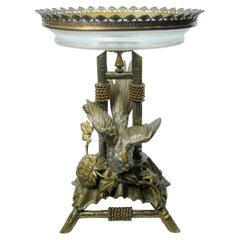 Centro de mesa de metal y cristal con pájaros exóticos