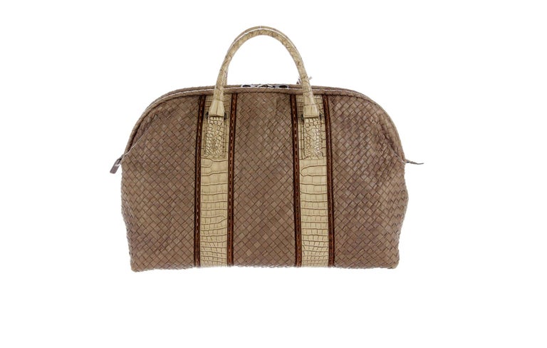 A BOTTEGA VENETA signature piece that will last you for many yearsrs 
Huge XL size
Very rare to find in this amazing color
Handmade in BOTTEGA VENETA's signature intrecciato woven design out of the finest lambskin
This fantastic bag is ENTIRELY