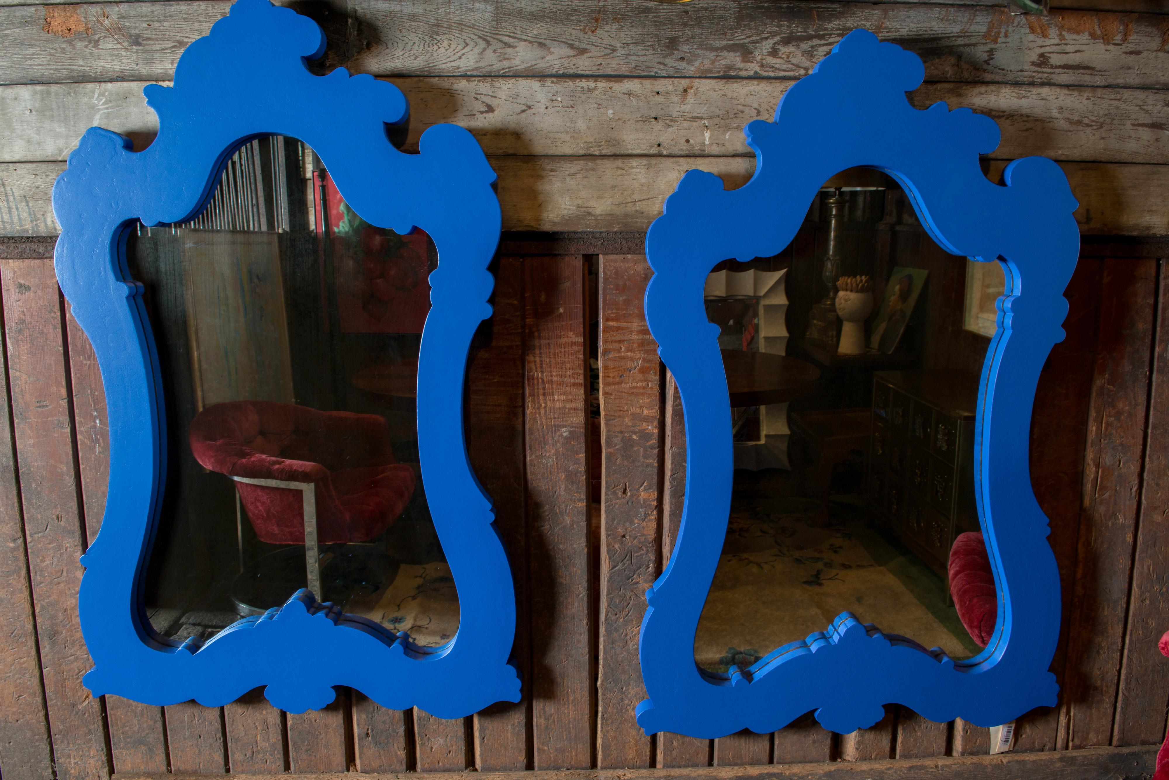 Grands miroirs de style chinoiserie ou marocain dans une couleur lapis. Cadres curvilignes en bois dur.
Les prix sont fixés à l'unité.
