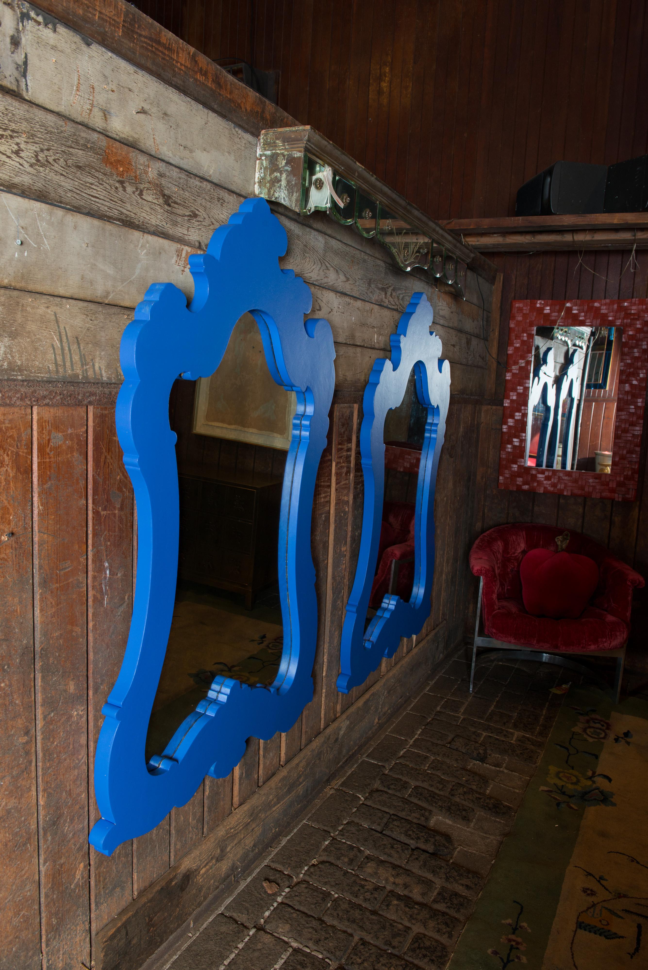 Fin du 20e siècle Deux miroirs encadrés en bois peint en bleu de style chinoiseries ou marocaine en vente