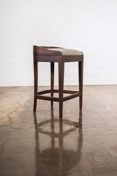 Taburete contemporáneo exótico de madera con tapizado gris de Costantini, modelo Pia, disponible