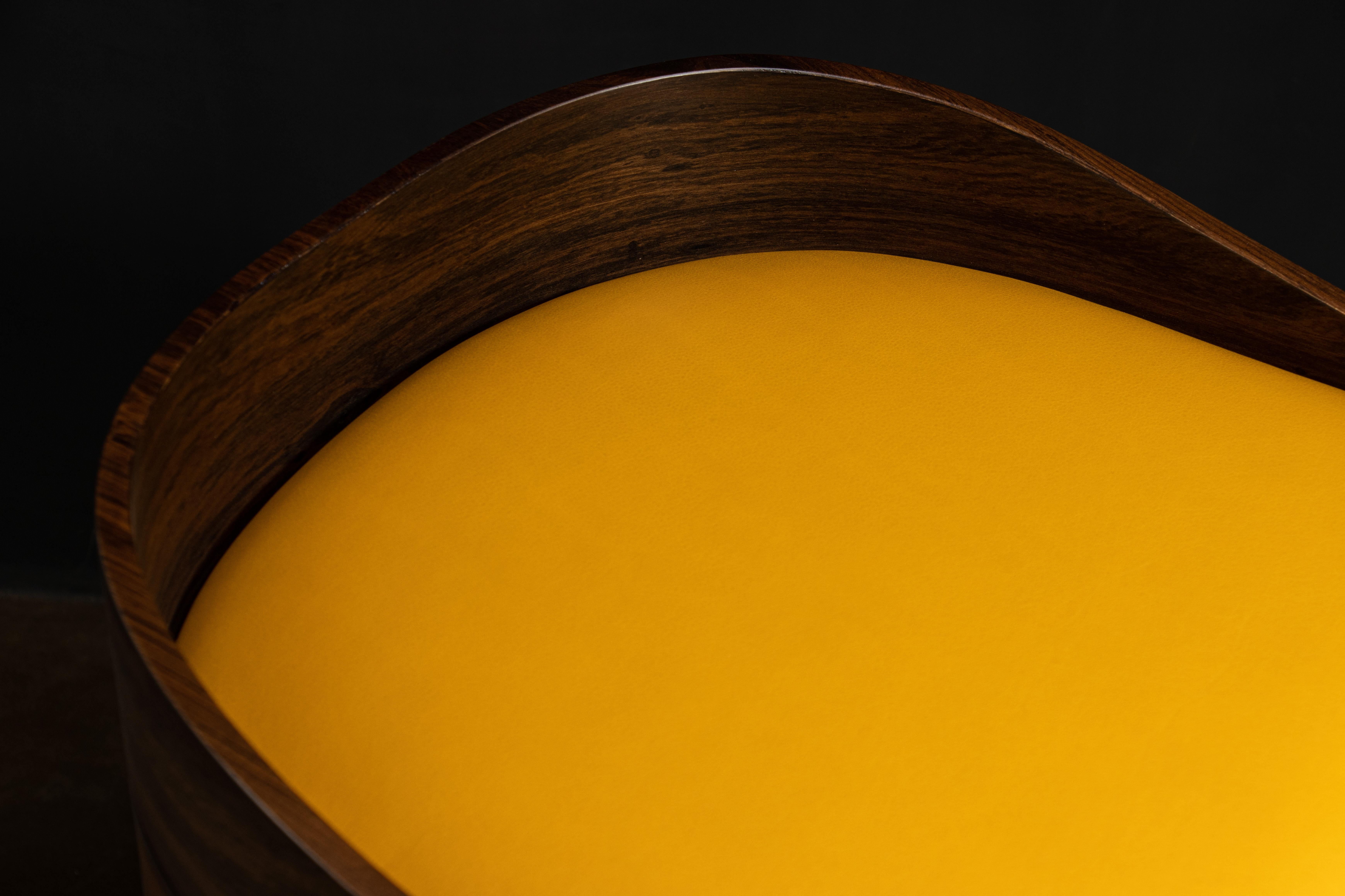 XXI secolo e contemporaneo Sgabello esotico Wood Wood in pelle gialla di Costantini, Pia, In Stock in vendita