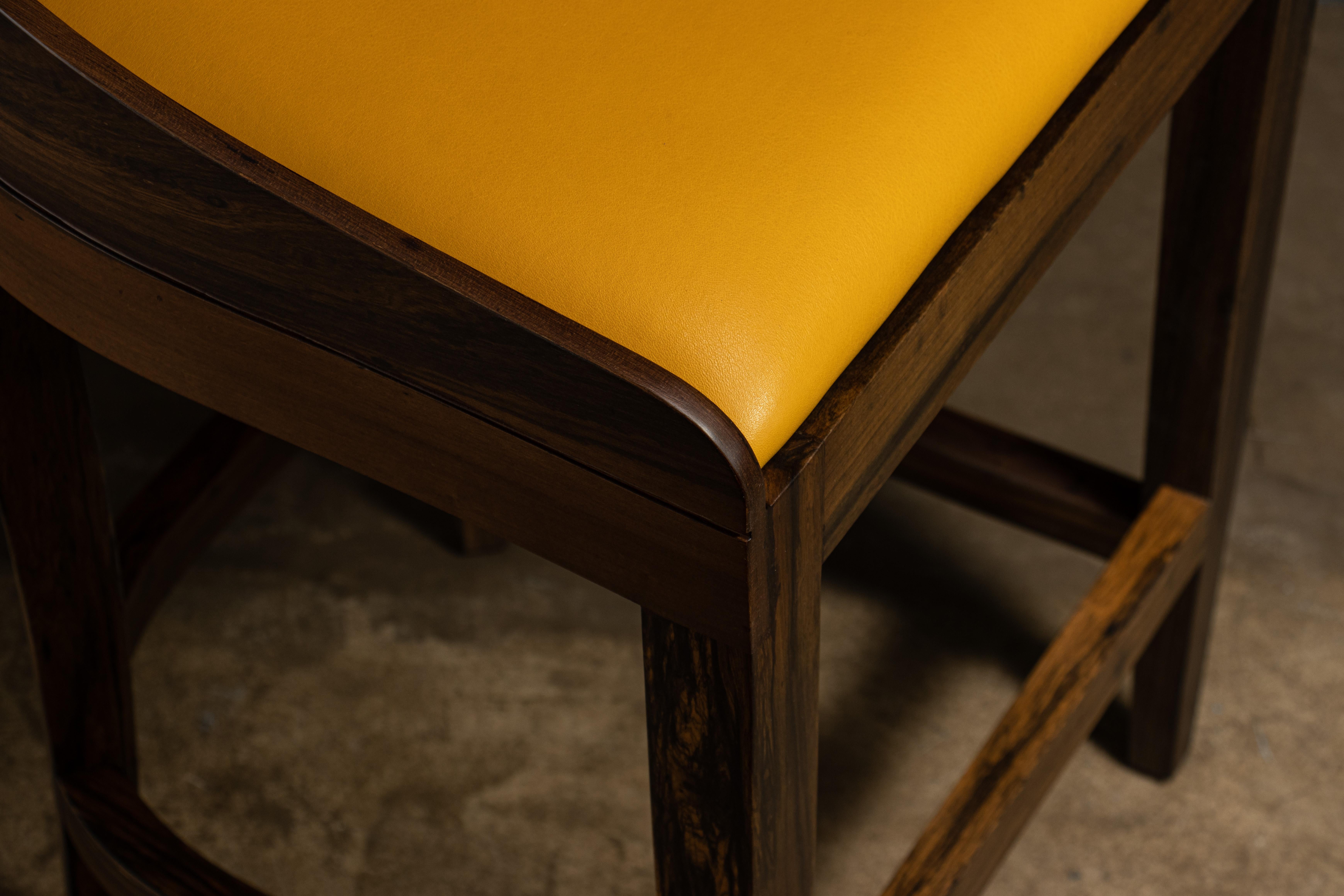 Pelle Sgabello esotico Wood Wood in pelle gialla di Costantini, Pia, In Stock in vendita