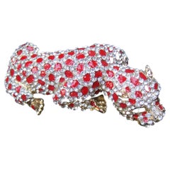 Bracelet manchette léopard à charnières en cristal exotique et émail rouge, années 1980